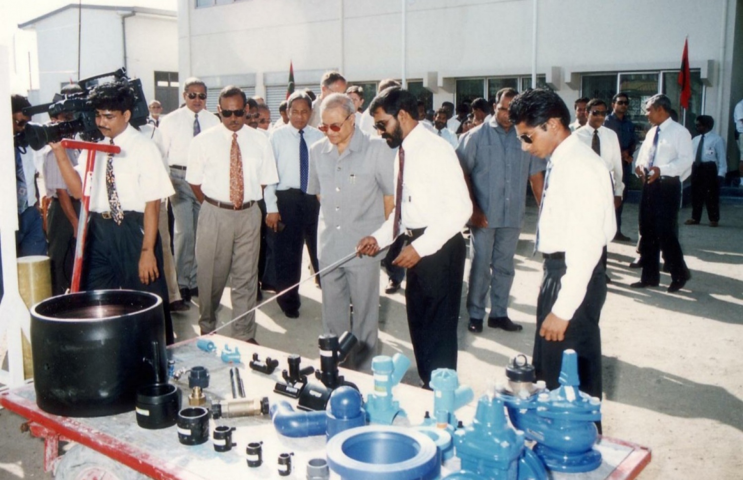 އެމްޑަބްލިޔުއެސްސީން ޖެނުއަރީ 20، 1996 ގައި މާލެއަށް ރަސްމީކޮށް ފެން ދޫކުރަން ފެށުމުގެ ކުރިން އޮތް ރަސްމިއްޔާތެއްގައި، އެމްޑަބްލިޔުއެސްސީގެ އިސް ވެރިއެއް ކަމަށްވާ މުހައްމަދު ރަޝީދު އޭރުގެ ރައީސް މައުމޫނަށް މައުލޫތު ދެއްވަނީ