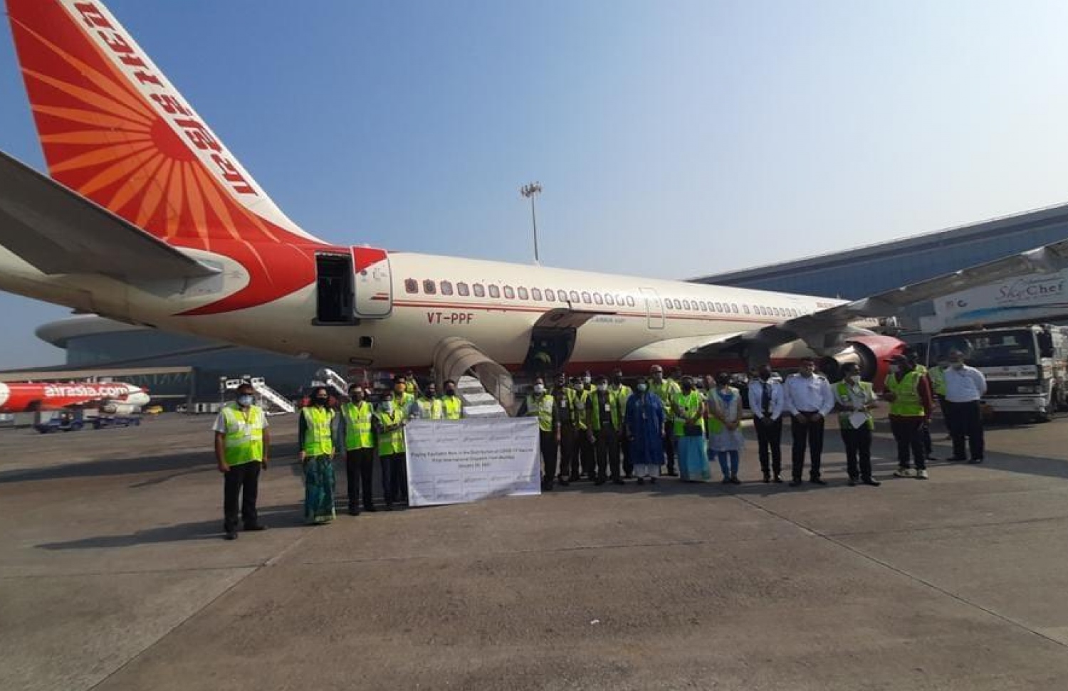 އިންޑިއާއިން ހަދިޔާކުރާ ވެކްސިން ރާއްޖެ ގެނައުމަށް ތައްޔާރުވަނީ.-- ފޮޓޯ: އިންޑިއާ ހައިކޮމިޝަން