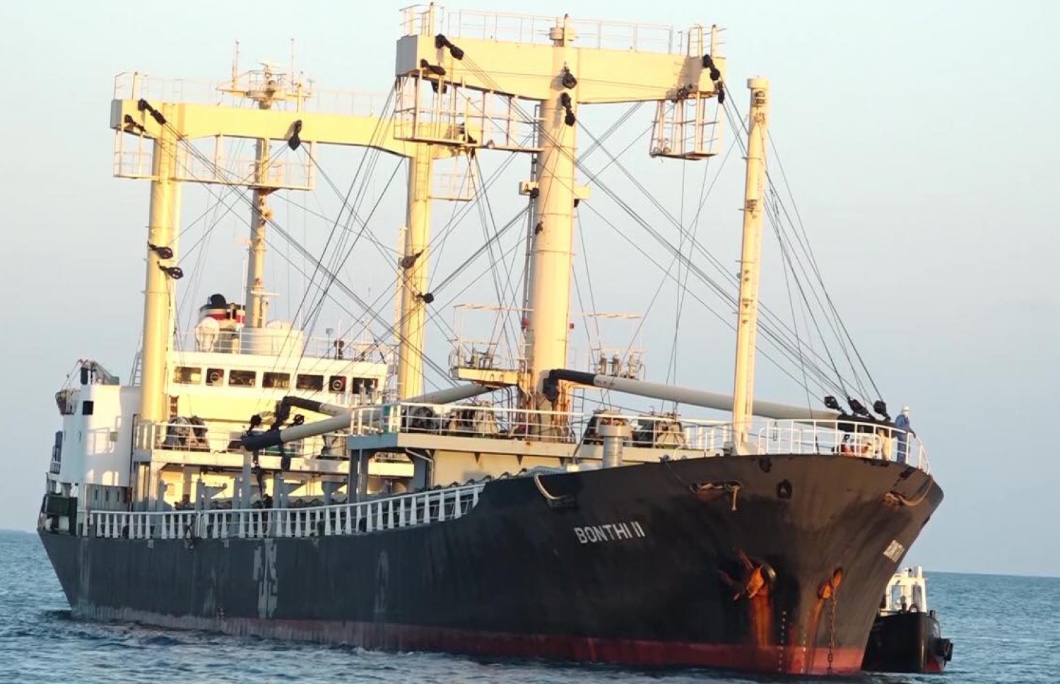 ހިތަދޫ ޕޯޓަށް ގާތް ކޮށްފައި އޮތް ކޮންޓެިނާ ބޯޓެއް--ފޮޓޯ:އެޗްޕީއެލް