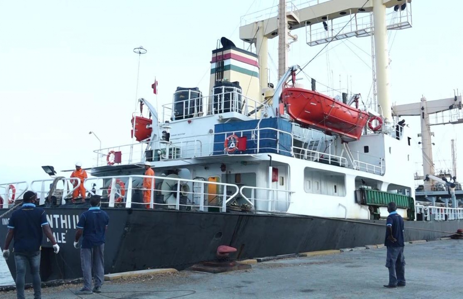 ހިތަދޫ ޕޯޓަށް ގާތް ކޮށްފައި އޮތް ބޯޓެއް-- ފޮޓޯ: އެޗްޕީއެލް