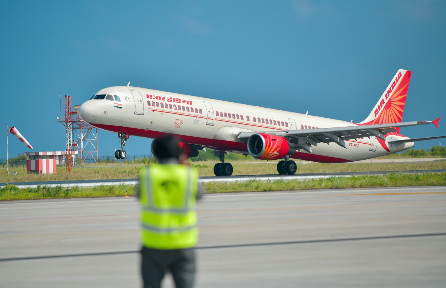 ކޮވިޑް-19 ވެކްސިންގެ ފުރަތަމަ ޝިޕްމެންޓް މިއަދު ރާއްޖެ ގެނައި ފުލައިޓް ޖައްސަނީ .-- ފޮޓޯ/އަހުމަދު އަވްޝަން .--މިހާރު