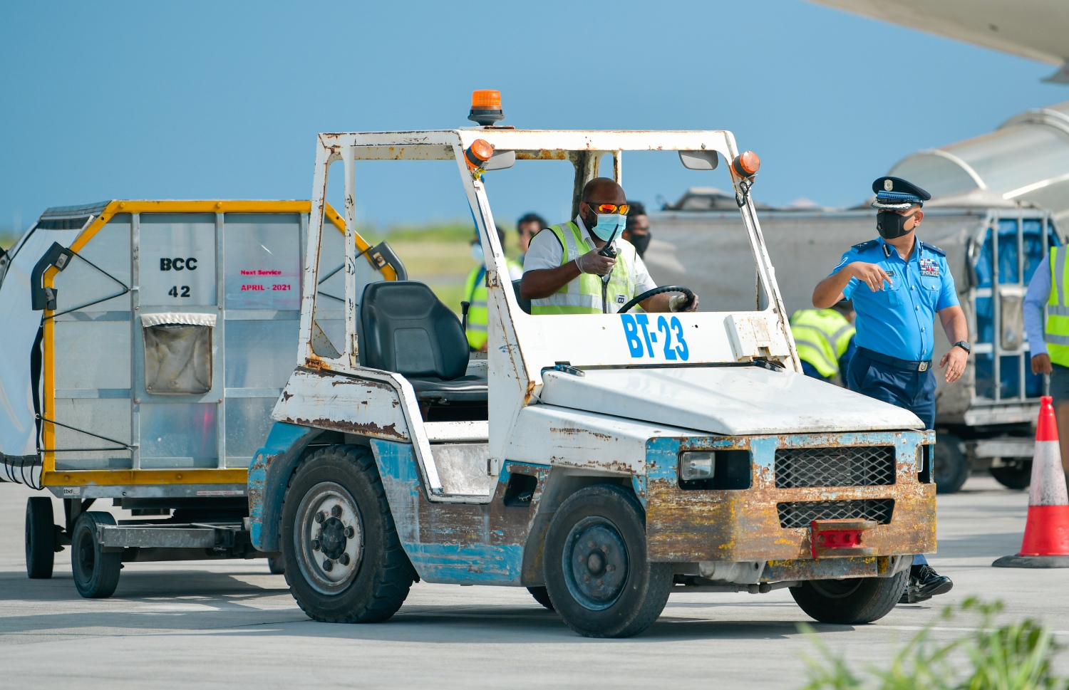 ކޮވިޑް-19 ވެކްސިންގެ ފުރަތަމަ ޝިޕްމެންޓް އިންޑިއާގެ ފްލައިޓުން ބާލަނީ.-- ފޮޓޯ/އަހުމަދު އަވްޝަން/މިހާރު