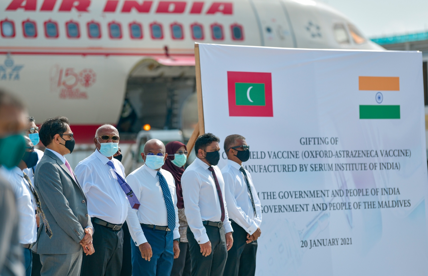 އިންޑިއާއިން ރާއްޖެއަށް ކަޑައަޅުންވާ ފައިވާ ސަފީރު ސަންޖޭ އާއި ފޮރިން މިނިސްޓަރު ޝާހިދު އަދި ހެލްތު މިނިސްޓަރު ނަސީމް އާއި ސަރުކާރުގެ އިސްވެރިން މި ރަސްމިއްޔާތުގައި ބައިވެރި ވަޑައި ގަންނަވަނީ -- ފޮޓޯ: އަހުމަދު އަވްޝަން/ މިހާރު