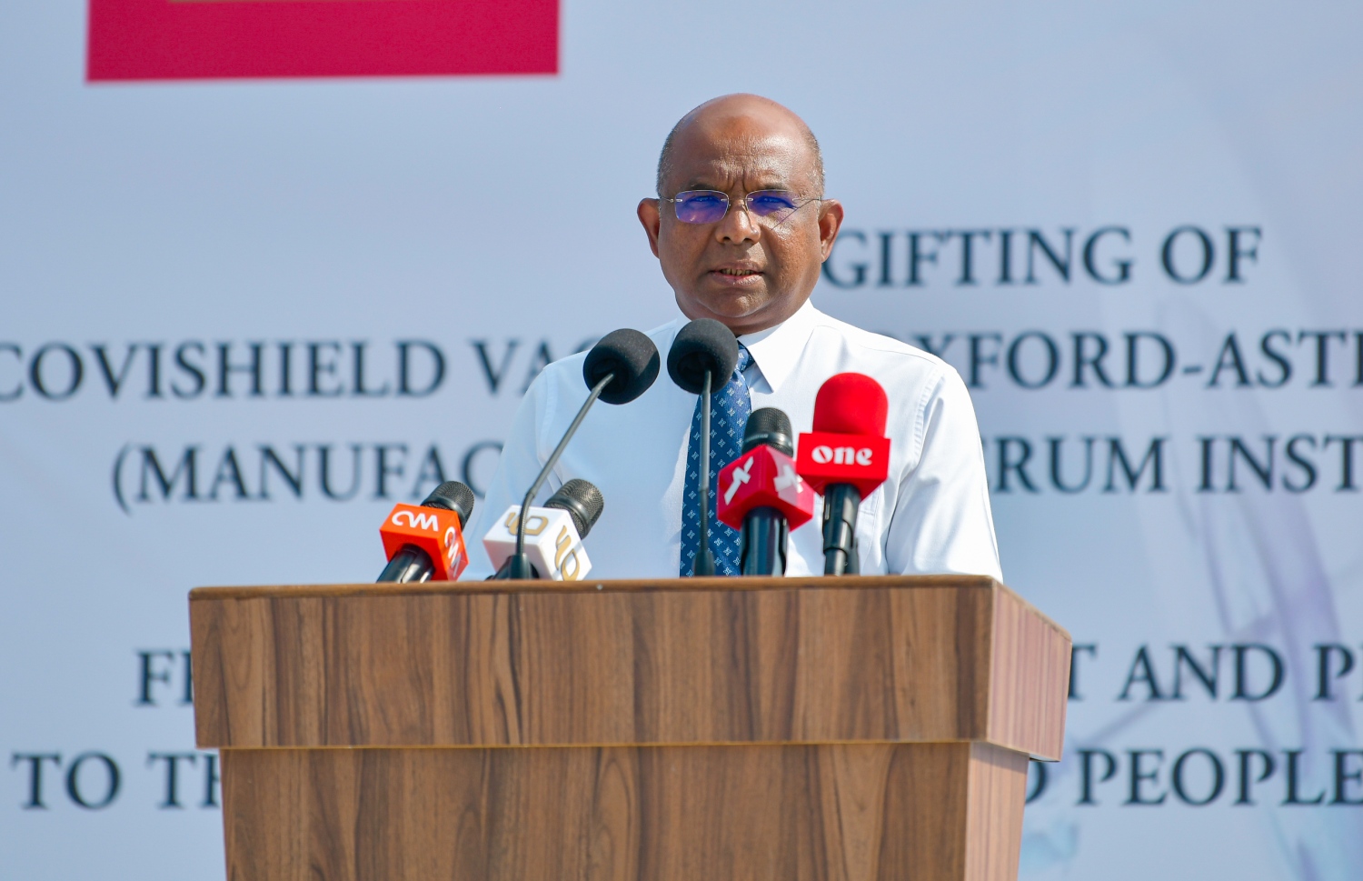 އިންޑިއާއިން ރާއްޖެއަށް 100،000 ޑޯޒްގެ ކޮވިޑް ވެކްސިން ހަދިޔާކުރަން ބޭއްވި ރަސްމިއްޔާތުގައި ފޮރިން މިނިސްޓަރު ޝާހިދު ވާހަކަދައްކަވަނީ.-- ފޮޓޯ: އަހުމަދު އަވްޝަން/ މިހާރު