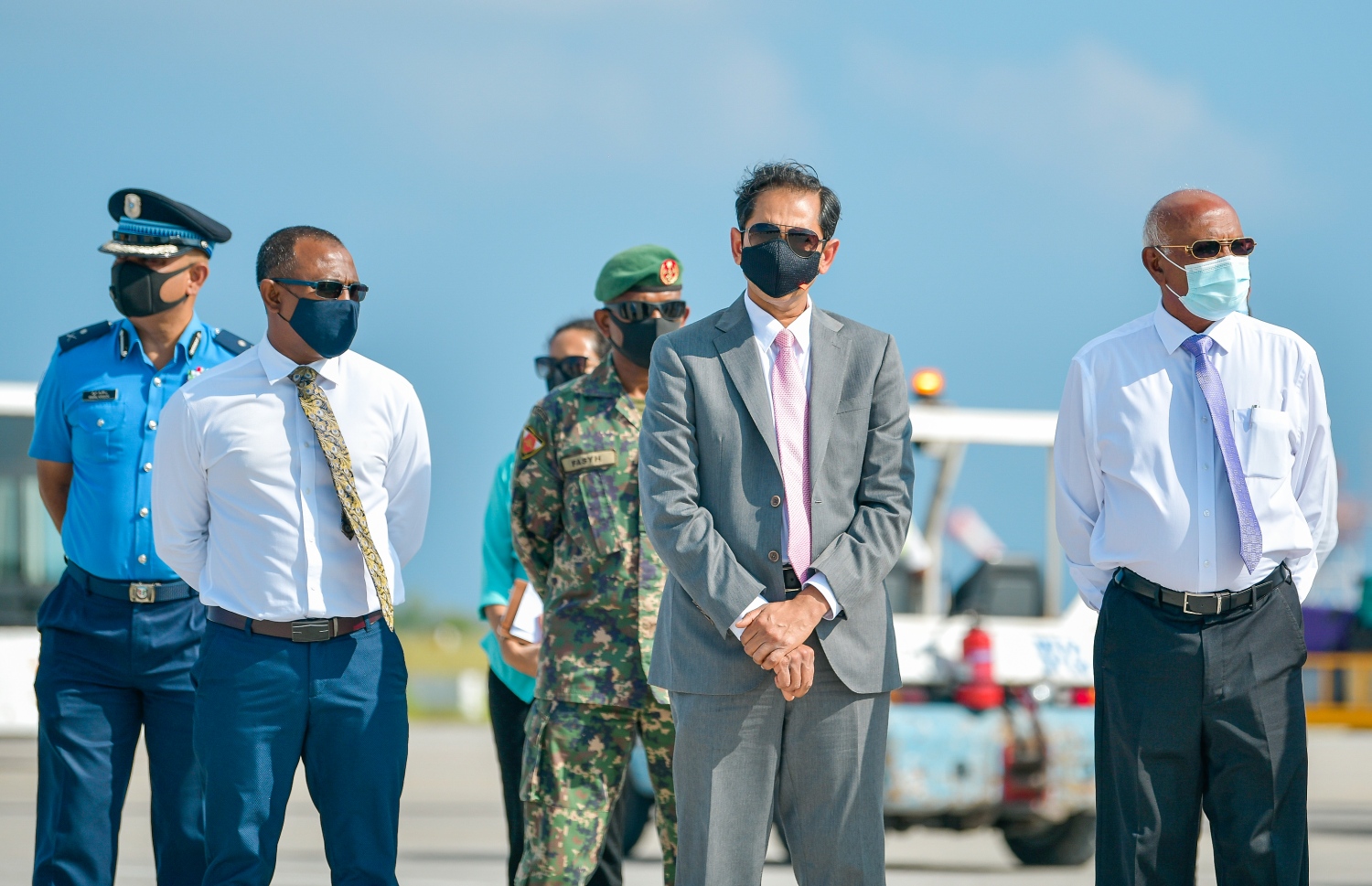 އިންޑިއާއިން ރާއްޖެއަށް ކަޑައަޅުންވާ ފައިވާ ސަފީރު ސަންޖޭ އާއި ފޮރިން މިނިސްޓަރު ޝާހިދު އަދި ހެލްތު މިނިސްޓަރު ނަސީމް މި ރަސްމިއްޔާތުގައި ބައިވެރި ވަޑައި ގަންނަވަނީ -- ފޮޓޯ: އަހުމަދު އަވްޝަން/ މިހާރު