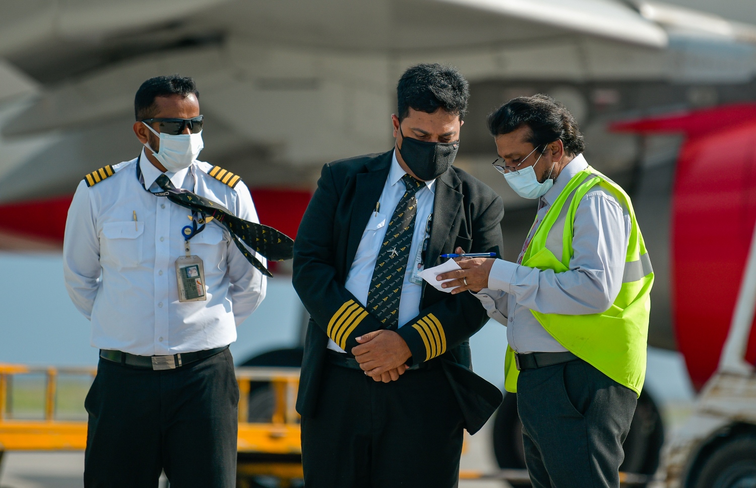 މާލެ: ޖެނުއަރީ 20، 2021- ކޮވިޑް-19 ވެކްސިންގެ ފުރަތަމަ ޝިޕްމެންޓް ގެނައި ފްލައިޓްގެ ކެމްޓުން މީހަކާ ވާހަކަ ދައްކަނީ.-- ފޮޓޯތައް:އަހުމަދު އަވްޝަން އިލްޔާސް