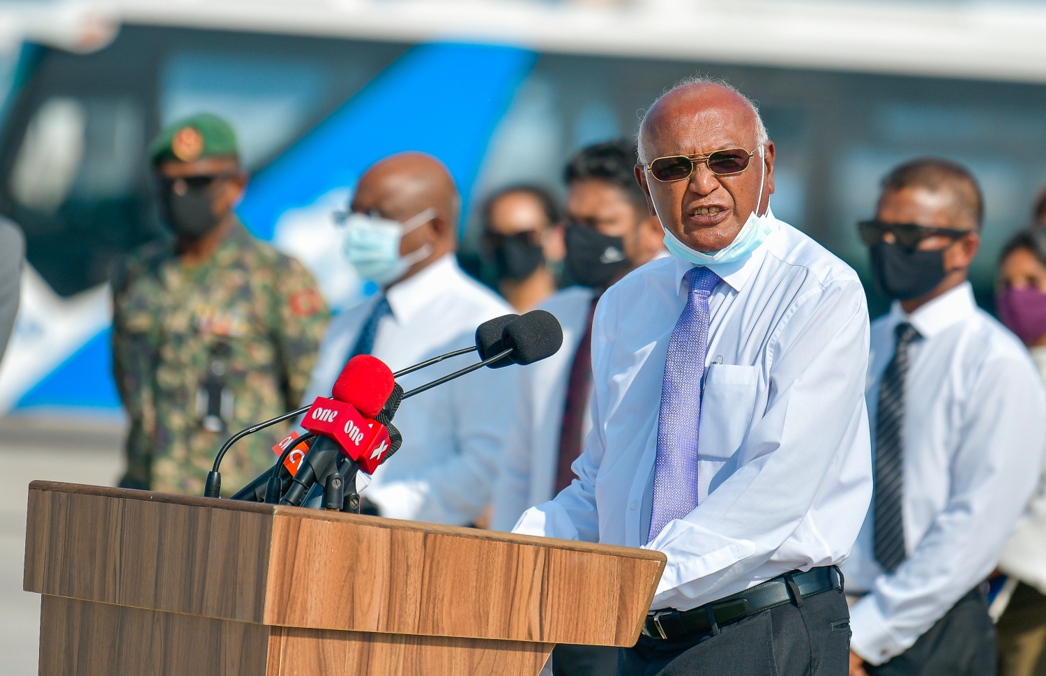 އިންޑިއާއިން ރާއްޖެއަށް 100،000 ޑޯޒްގެ ކޮވިޑް ވެކްސިން ހަދިޔާކުރަން ބޭއްވި ރަސްމިއްޔާތުގައި ހެލްތު މިނިސްޓަރު ނަސީމް ވާހަކަދައްކަވަނީ.-- ފޮޓޯ: އަހުމަދު އަވްޝަން/ މިހާރު