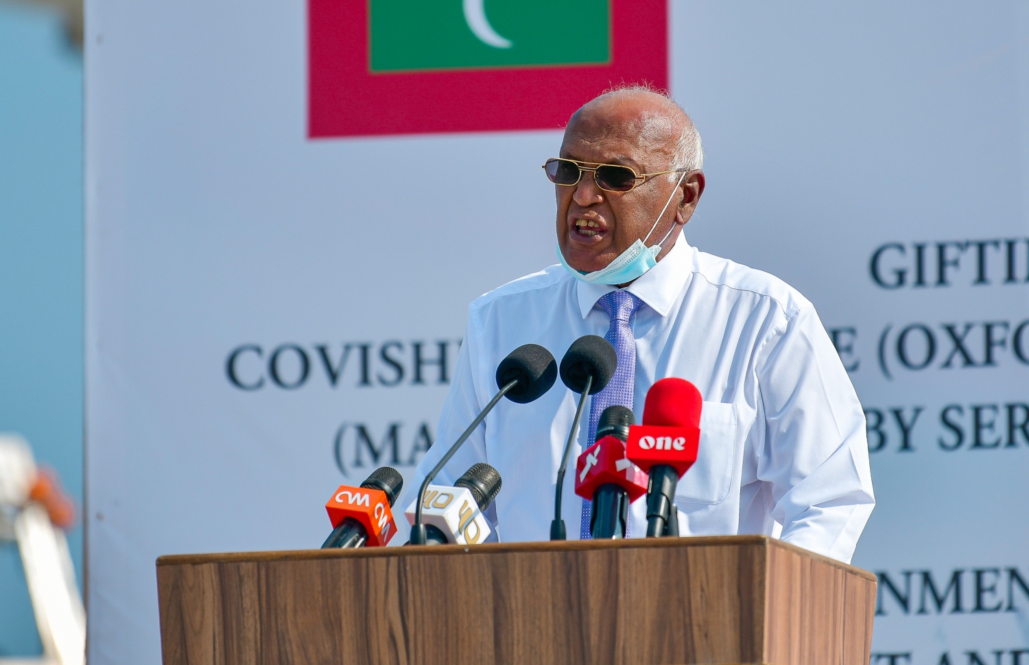 އިންޑިއާއިން ރާއްޖެއަށް 100،000 ޑޯޒްގެ ކޮވިޑް ވެކްސިން ހަދިޔާކުރަން ބޭއްވި ރަސްމިއްޔާތުގައި ހެލްތު މިނިސްޓަރު ނަސީމް ވާހަކަދައްކަވަނީ.-- ފޮޓޯ: އަހުމަދު އަވްޝަން/ މިހާރު