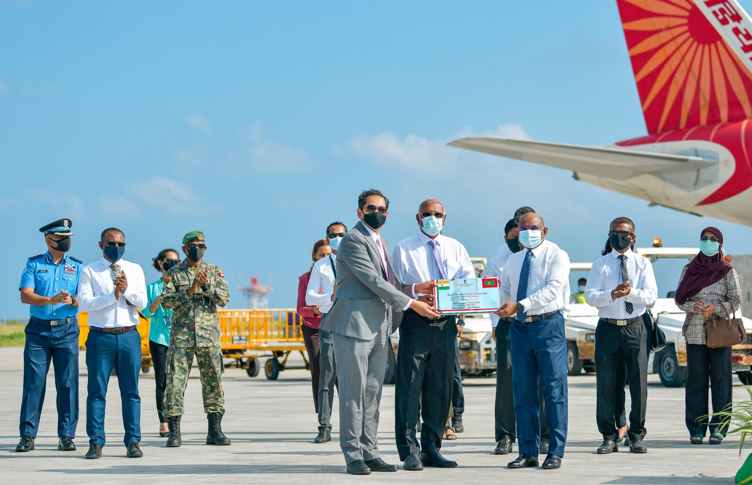 އިންޑިއާއިން ރާއްޖެއަށް 100،000 ޑޯޒްގެ ކޮވިޑް ވެކްސިން ހަދިޔާކުރިކަމުގެ ރަމްޒީ ލިޔުން، އެ ގައުމުން ރާއްޖެ ކަނޑައަޅާފައިވާ ސަފީރު ސަންޖޭ (ވ)، ހެލްތު މިނިސްޓަރު ނަސީމް (މ) އަދި ފޮރިން މިނިސްޓަރު ޝާހިދަށް ދެއްވަނީ.-- ފޮޓޯ: އަހުމަދު އަވްޝަން/ މިހާރު