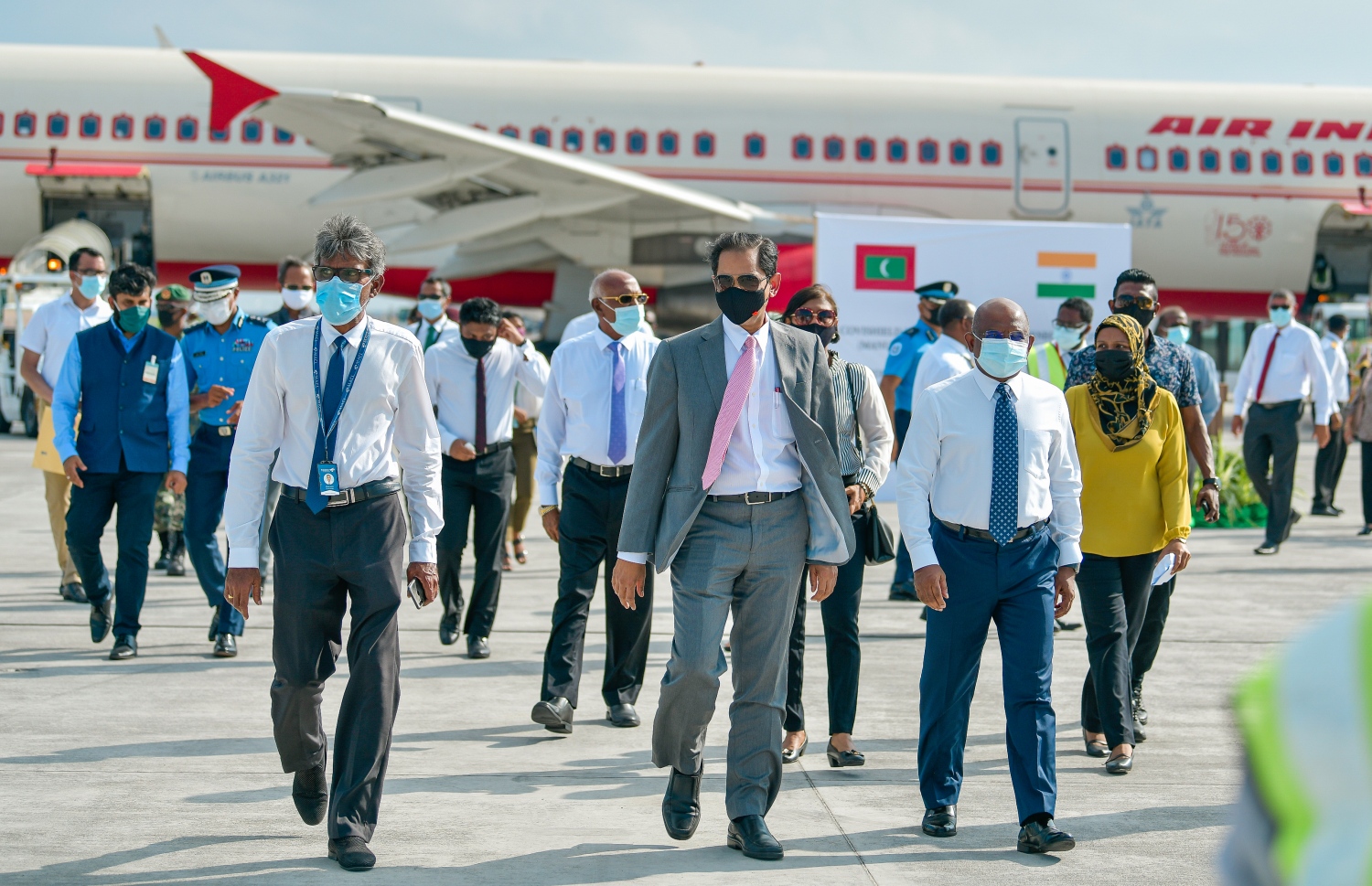 އިންޑިއާއިން ރާއްޖެއަށް ކަޑައަޅުންވާ ފައިވާ ސަފީރު ސަންޖޭ އާއި ފޮރިން މިނިސްޓަރު ޝާހިދު އަދި ހެލްތު މިނިސްޓަރު ނަސީމް އާއި ސަރުކާރުގެ އިސްވެރިން މި ރަސްމިއްޔާތުގައި ބައިވެރި ވަޑައި ގަންނަވަނީ -- ފޮޓޯ: އަހުމަދު އަވްޝަން/ މިހާރު