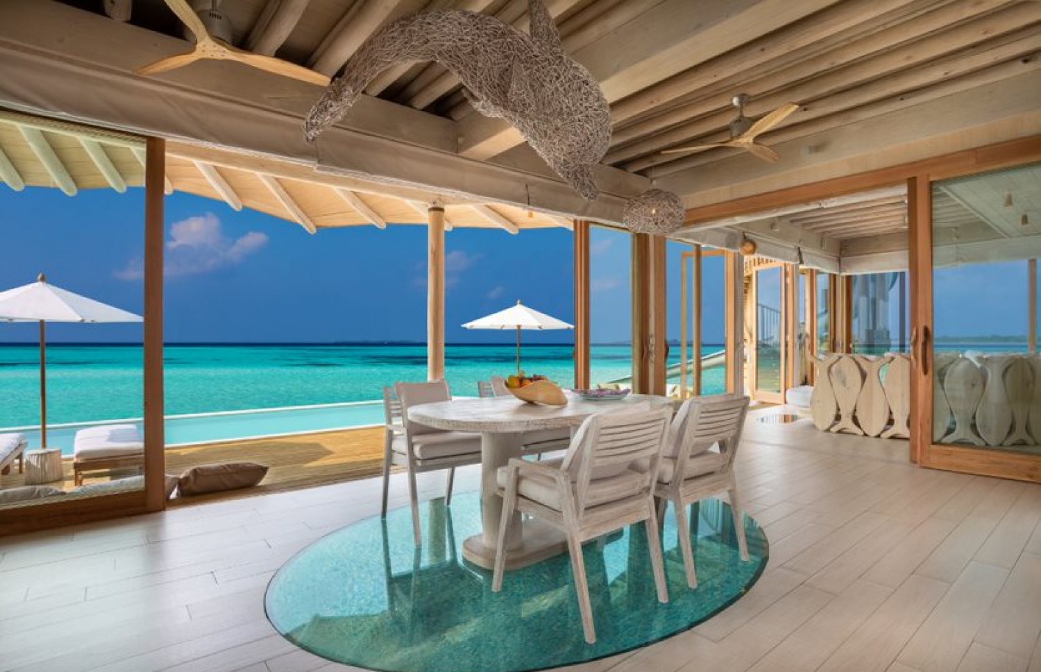 ސޮނެވާ ޖާނީ ޗާޕްޓާ ދޭއްގެ ވިލާއެއްގެ އެތެރެ: ކޮޓަރިތައް ހަދާފައިވަނީ ރާއްޖޭގެ ރީތިކަމުން ހިތް އުފާކޮށްލެވޭ ގޮތަށް