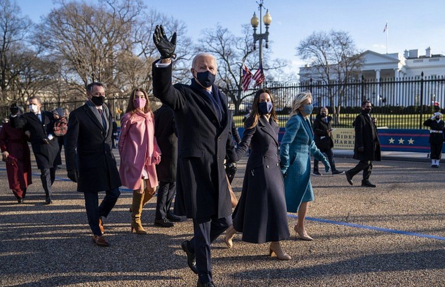 ހުވާ ކުރެއްވުމަށް ފަހު ބައިޑަން އާއި އާއިލާ ވައިޓް ހައުސް އަށް ވަޑައިގަންނަވަނީ. --ފޮޓޯ:އީޕީއޭ