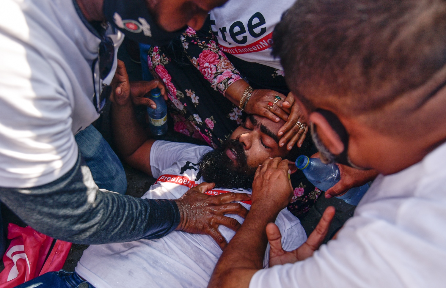 މާލެ: ޖެނުއަރީ 21، 2021- ކުރީގެ ރައީސް އަބްދުﷲ ޔާމީން ޖަލަށް ލުމަށް ކްރިމިނަލް ކޯޓުން ކޮށްފައިވާ ހުކުމް އިސްތިއުނާފު ކުރުމުން ހައި ކޯޓުން ގޮތެއް ނިންމުމަށް ބޭއްވި ޝަރީއަތުގެ އަޑުއެހުން ކުރިޔަށް ގެންދިޔަ ވަގުތު އެ ސަރަހައްދަށް އެއްވި އިދިކޮޅު ސަޕޯޓަރުން ކޮންޓްރޯލް ކުރުމަށް ފުލުހުން މަސައްކަތް ކުރި ވަގުތު މީހަކު ވެއްޓި އަނިޔާވެފައި---ފޮޓޯ: ނިޝާން އަލީ/މިހާރު