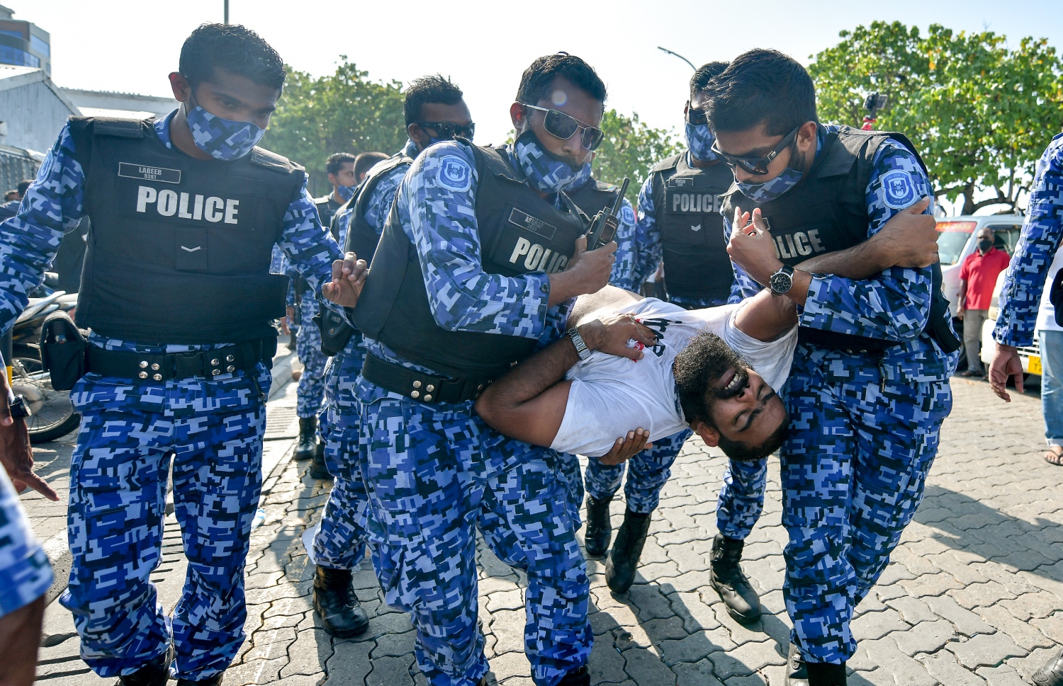 މާލެ: ޖެނުއަރީ 21، 2021- ކުރީގެ ރައީސް އަބްދުﷲ ޔާމީން ޖަލަށް ލުމަށް ކްރިމިނަލް ކޯޓުން ކޮށްފައިވާ ހުކުމް އިސްތިއުނާފު ކުރުމުން ހައި ކޯޓުން ގޮތެއް ނިންމުމަށް ބޭއްވި ޝަރީއަތުގެ އަޑުއެހުން ކުރިޔަށް ގެންދިޔަ ވަގުތު އެ ސަރަހައްދަށް އެއްވެ އިދިކޮޅު ސަޕޯޓަރުންނާއި ފުލުހުންނާ ދެމެދު ހިނގި ހަމަނުހެމުގެ ތެރެއިން މީހަކު ހައްޔަރު ކުރަނީ.---ފޮޓޯ: ނިޝާން އަލީ/މިހާރު