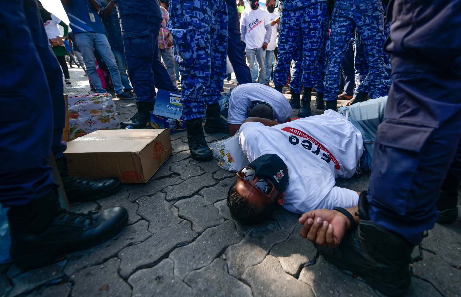 މާލެ: ޖެނުއަރީ 21، 2021- ކުރީގެ ރައީސް އަބްދުﷲ ޔާމީން ޖަލަށް ލުމަށް ކްރިމިނަލް ކޯޓުން ކޮށްފައިވާ ހުކުމް އިސްތިއުނާފު ކުރުމުން ހައި ކޯޓުން ގޮތެއް ނިންމުމަށް ބޭއްވި ޝަރީއަތުގެ އަޑުއެހުން ކުރިޔަށް ގެންދިޔަ ވަގުތު އެ ސަރަހައްދަށް އެއްވި އިދިކޮޅު ސަޕޯޓަރުން ކޮންޓްރޯލް ކުރުމަށް ފުލުހުން މަސައްކަތް ކުރި ވަގުތު މީހަކު ވެއްޓިފައި.---ފޮޓޯ: ނިޝާން އަލީ/މިހާރު