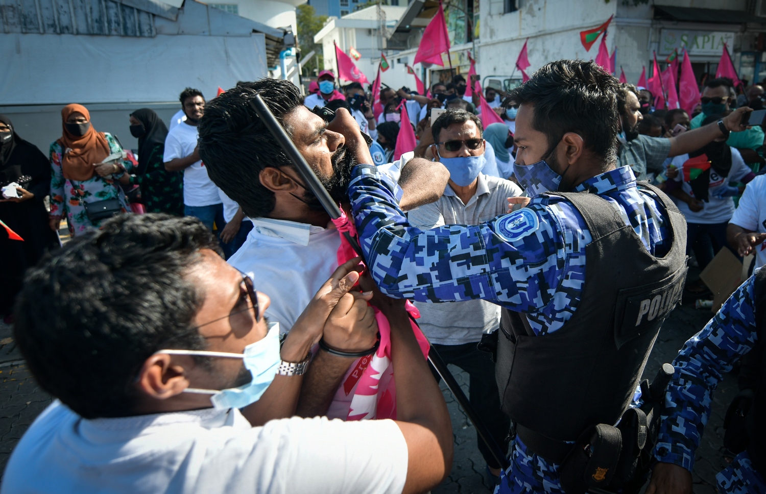 މާލެ: ޖެނުއަރީ 21، 2021: ކުރީގެ ރައީސް އަބްދުﷲ ޔާމީން ޖަލަށް ލުމަށް ކްރިމިނަލް ކޯޓުން ކޮށްފައިވާ ހުކުމް އިސްތިއުނާފު ކުރުމުން ހައި ކޯޓުން ގޮތެއް ނިންމުމަށް ބޭއްވި ޝަރީއަތުގެ އަޑުއެހުން ކުރިޔަށް ގެންދިޔަ ވަގުތު އެ ސަރަހައްދަށް އެއްވި އިދިކޮޅު ސަޕޯޓަރުންނާއި ފުލުހުންނާ ދެމެދު ހަމަނުޖެހުން ހިންގަނީ.---ފޮޓޯ: ނިޝާން އަލީ/މިހާރު