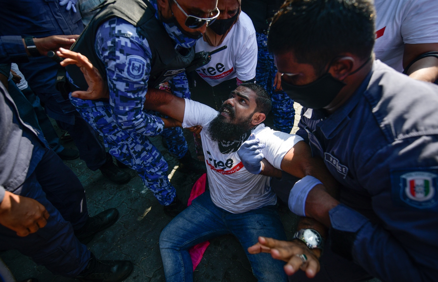 މާލެ: ޖެނުއަރީ 21، 2021- ކުރީގެ ރައީސް އަބްދުﷲ ޔާމީން ޖަލަށް ލުމަށް ކްރިމިނަލް ކޯޓުން ކޮށްފައިވާ ހުކުމް އިސްތިއުނާފު ކުރުމުން ހައި ކޯޓުން ގޮތެއް ނިންމުމަށް ބޭއްވި ޝަރީއަތުގެ އަޑުއެހުން ކުރިޔަށް ގެންދިޔަ ވަގުތު އެ ސަރަހައްދަށް އެއްވެ އިދިކޮޅު ސަޕޯޓަރުންނާއި ފުލުހުންނާ ދެމެދު ހިނގި ހަމަނުހެމުގެ ތެރެއިން މީހަކު ހައްޔަރު ކުރަނީ.---ފޮޓޯ: ނިޝާން އަލީ/މިހާރު