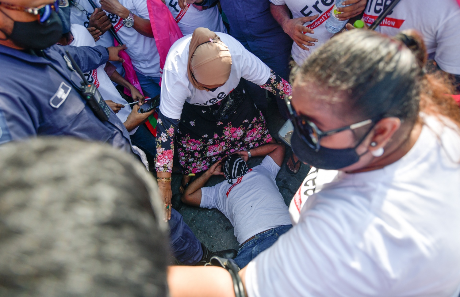 މާލެ: ޖެނުއަރީ 21، 2021- ކުރީގެ ރައީސް އަބްދުﷲ ޔާމީން ޖަލަށް ލުމަށް ކްރިމިނަލް ކޯޓުން ކޮށްފައިވާ ހުކުމް އިސްތިއުނާފު ކުރުމުން ހައި ކޯޓުން ގޮތެއް ނިންމުމަށް ބޭއްވި ޝަރީއަތުގެ އަޑުއެހުން ކުރިޔަށް ގެންދިޔަ ވަގުތު އެ ސަރަހައްދަށް އެއްވި އިދިކޮޅު ސަޕޯޓަރުން ކޮންޓްރޯލް ކުރުމަށް ފުލުހުން މަސައްކަތް ކުރި ވަގުތު މީހަކު ވެއްޓިފައި.---ފޮޓޯ: ނިޝާން އަލީ/މިހާރު