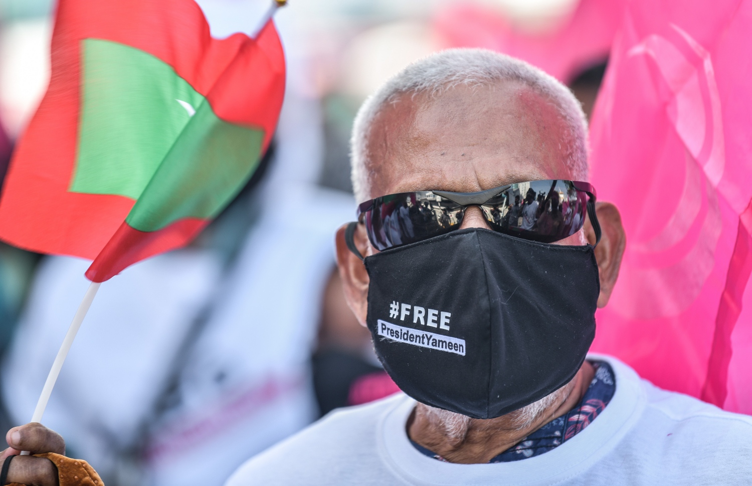 މާލެ: ޖެނުއަރީ 21، 2021- ކުރީގެ ރައީސް އަބްދުﷲ ޔާމީން ޖަލަށް ލުމަށް ކްރިމިނަލް ކޯޓުން ކޮށްފައިވާ ހުކުމް އިސްތިއުނާފު ކުރުމުން ހައި ކޯޓުން ގޮތެއް ނިންމުމަށް ބޭއްވި ޝަރީއަތުގެ އަޑުއެހުން ކުރިޔަށް ގެންދިޔަ ވަގުތު އެ ސަރަހައްދަށް އެއްވެ އިދިކޮޅު ސަޕޯޓަރުން މުޒާހަރާ ކުރަނީ.---ފޮޓޯ: ނިޝާން އަލީ/މިހާރު