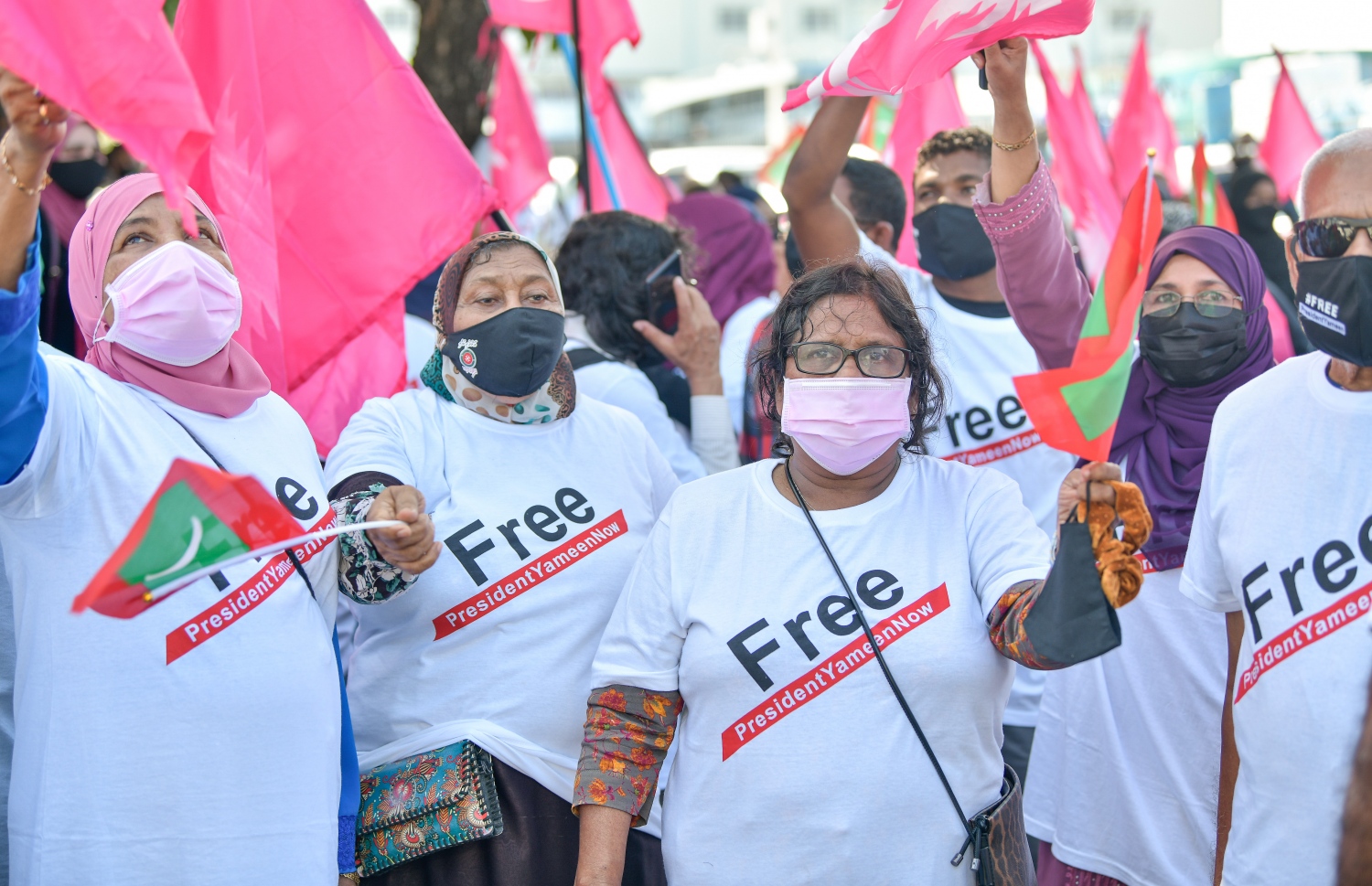 މާލެ: ޖެނުއަރީ 21، 2021: ކުރީގެ ރައީސް އަބްދުﷲ ޔާމީން ޖަލަށް ލުމަށް ކްރިމިނަލް ކޯޓުން ކޮށްފައިވާ ހުކުމް އިސްތިއުނާފު ކުރުމުން ހައި ކޯޓުން ގޮތެއް ނިންމުމަށް ބޭއްވި ޝަރީއަތުގެ އަޑުއެހުން ކުރިޔަށް ގެންދިޔަ ވަގުތު އެ ސަރަހައްދަށް އެއްވެ އިދިކޮޅު ސަޕޯޓަރުން މުޒާހަރާ ކުރަނީ.---ފޮޓޯ: ނިޝާން އަލީ/މިހާރު