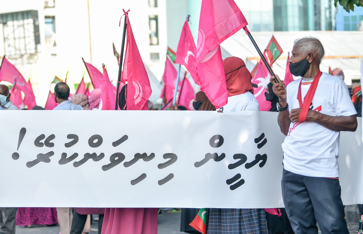 މާލެ: ޖެނުއަރީ 21، 2021: ކުރީގެ ރައީސް އަބްދުﷲ ޔާމީން ޖަލަށް ލުމަށް ކްރިމިނަލް ކޯޓުން ކޮށްފައިވާ ހުކުމް އިސްތިއުނާފު ކުރުމުން ހައި ކޯޓުން ގޮތެއް ނިންމުމަށް ބޭއްވި ޝަރީއަތުގެ އަޑުއެހުން ކުރިޔަށް ގެންދިޔަ ވަގުތު އެ ސަރަހައްދަށް އެއްވެ އިދިކޮޅު ސަޕޯޓަރުން މުޒާހަރާ ކުރަނީ.---ފޮޓޯ: ނިޝާން އަލީ/މިހާރު