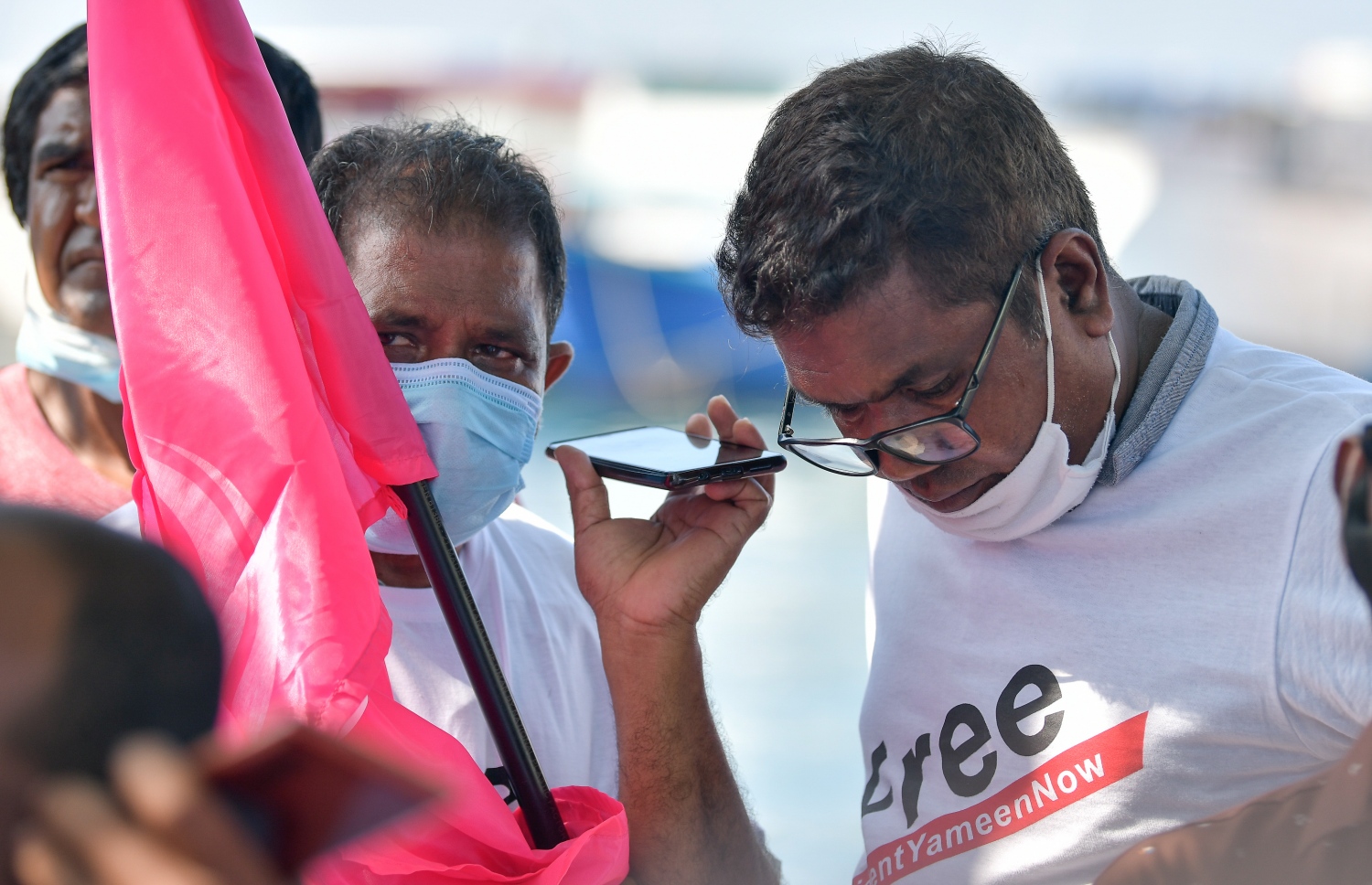 މާލެ: ޖެނުއަރީ 21، 2021: ކުރީގެ ރައީސް އަބްދުﷲ ޔާމީން ޖަލަށް ލުމަށް ކްރިމިނަލް ކޯޓުން ކޮށްފައިވާ ހުކުމް އިސްތިއުނާފު ކުރުމުން ހައި ކޯޓުން ގޮތެއް ނިންމުމަށް ބޭއްވި ޝަރީއަތް، އިދިކޮޅު ސަޕޯޓަރުން ހައި ކޯޓު ކައިރީގައި ތިބެގެން ފޯނުން އަޑުއަހަނީ. ވަރަށް ބޮޑަށް ދިގު ދެމިގެންދިޔަ މި ޝަރީއަތް މީޑިއާތަކުން ލައިވްކުރި.--ފޮޓޯ: ނިޝާން އަލީ/މިހާރު