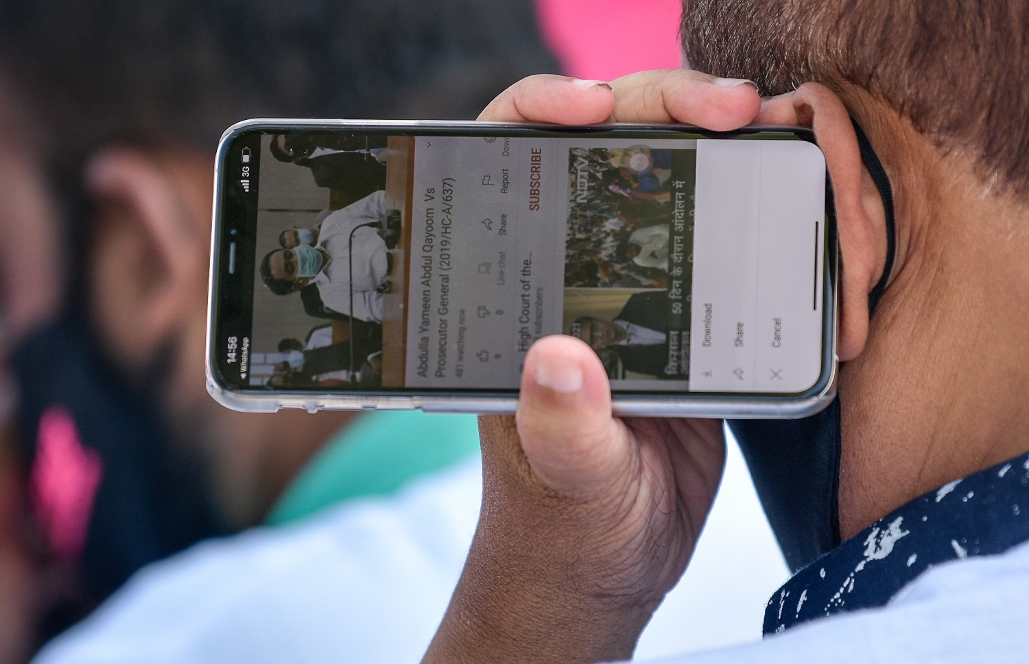 މާލެ: ޖެނުއަރީ 21، 2021: ކުރީގެ ރައީސް އަބްދުﷲ ޔާމީން ޖަލަށް ލުމަށް ކްރިމިނަލް ކޯޓުން ކޮށްފައިވާ ހުކުމް އިސްތިއުނާފު ކުރުމުން ހައި ކޯޓުން ގޮތެއް ނިންމުމަށް ބޭއްވި ޝަރީއަތް، އިދިކޮޅު ސަޕޯޓަރަކު ހައި ކޯޓު ކައިރީގައި ހުރެގެން ފޯނުން އަޑުއަހަނީ. ވަރަށް ބޮޑަށް ދިގު ދެމިގެންދިޔަ މި ޝަރީއަތް މީޑިއާތަކުން ލައިވްކުރި.--ފޮޓޯ: ނިޝާން އަލީ/މިހާރު