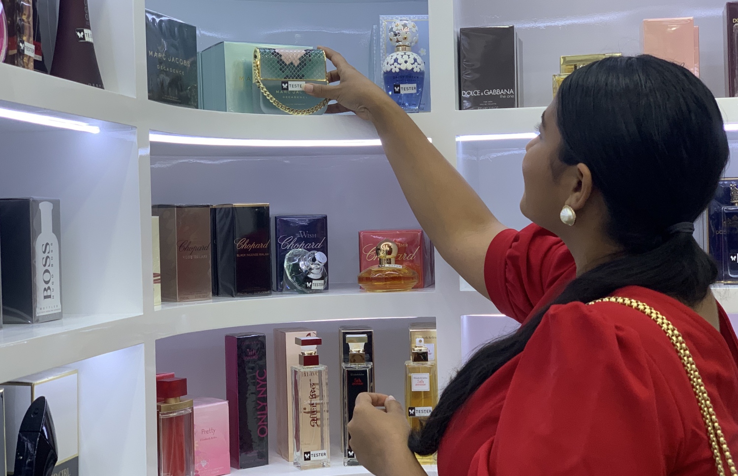 ލަމް، ބޮނީރާއިން ވިއްކާ ސެންޓު ބަލާލަނީ-- ފޮޓޯ: މިހާރު