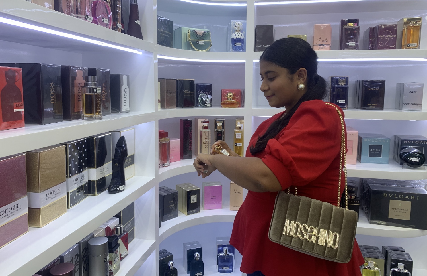 ލަމް، ބޮނީރާއިން ވިއްކާ ސެންޓު ބަލާލަނީ-- ފޮޓޯ: މިހާރު