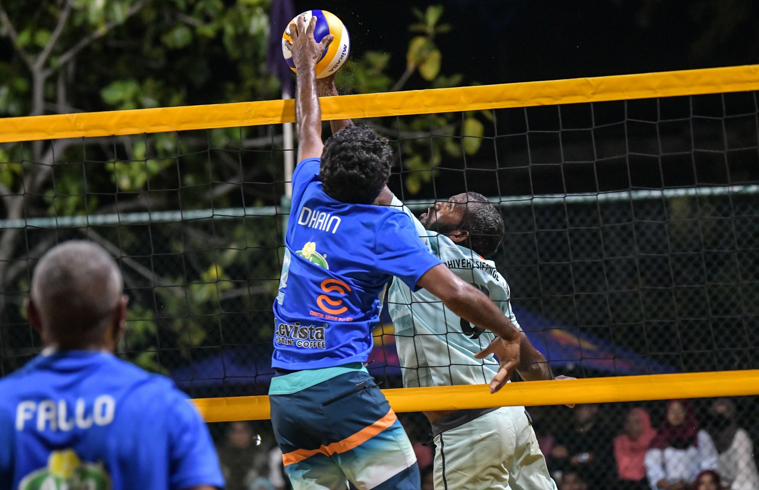 ހުޅުމާލެ: ޖެނުއަރީ 25، 2021: ހައުސިން ޑިވެލޮޕްމަންޓް ކޯޕަރޭޝަން (އެޗްޑީސީ)ގެ ފަރާތުން އާންމުންނަށް ހުޅުވާލައިގެން ބޭއްވި ޕާކް ވޮލީ މުބާރާތުގެ ތެރެއިން.-- ފޮޓޯ: ނިޝާން އަލީ /މިހާރު