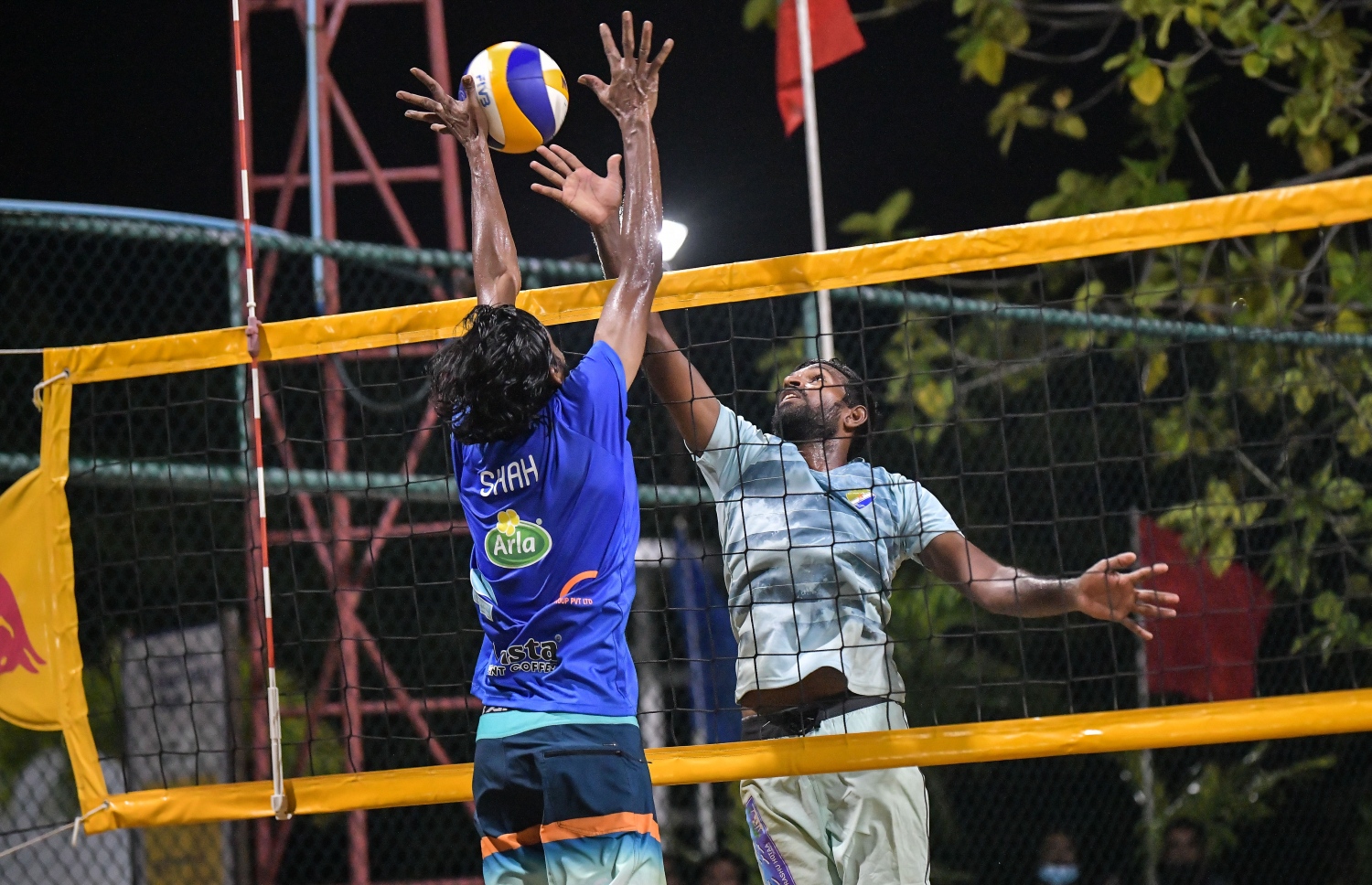 ހުޅުމާލެ: ޖެނުއަރީ 25، 2021: ހައުސިން ޑިވެލޮޕްމަންޓް ކޯޕަރޭޝަން (އެޗްޑީސީ)ގެ ފަރާތުން އާންމުންނަށް ހުޅުވާލައިގެން ބޭއްވި ޕާކް ވޮލީ މުބާރާތުގެ ތެރެއިން.-- ފޮޓޯ: ނިޝާން އަލީ /މިހާރު