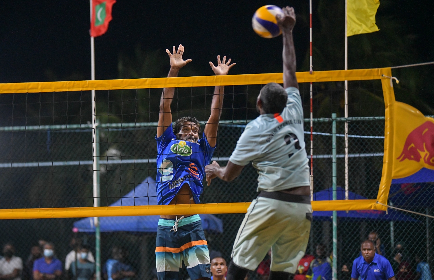 ހުޅުމާލެ: ޖެނުއަރީ 25، 2021: ހައުސިން ޑިވެލޮޕްމަންޓް ކޯޕަރޭޝަން (އެޗްޑީސީ)ގެ ފަރާތުން އާންމުންނަށް ހުޅުވާލައިގެން ބޭއްވި ޕާކް ވޮލީ މުބާރާތުގެ ތެރެއިން.-- ފޮޓޯ: ނިޝާން އަލީ /މިހާރު