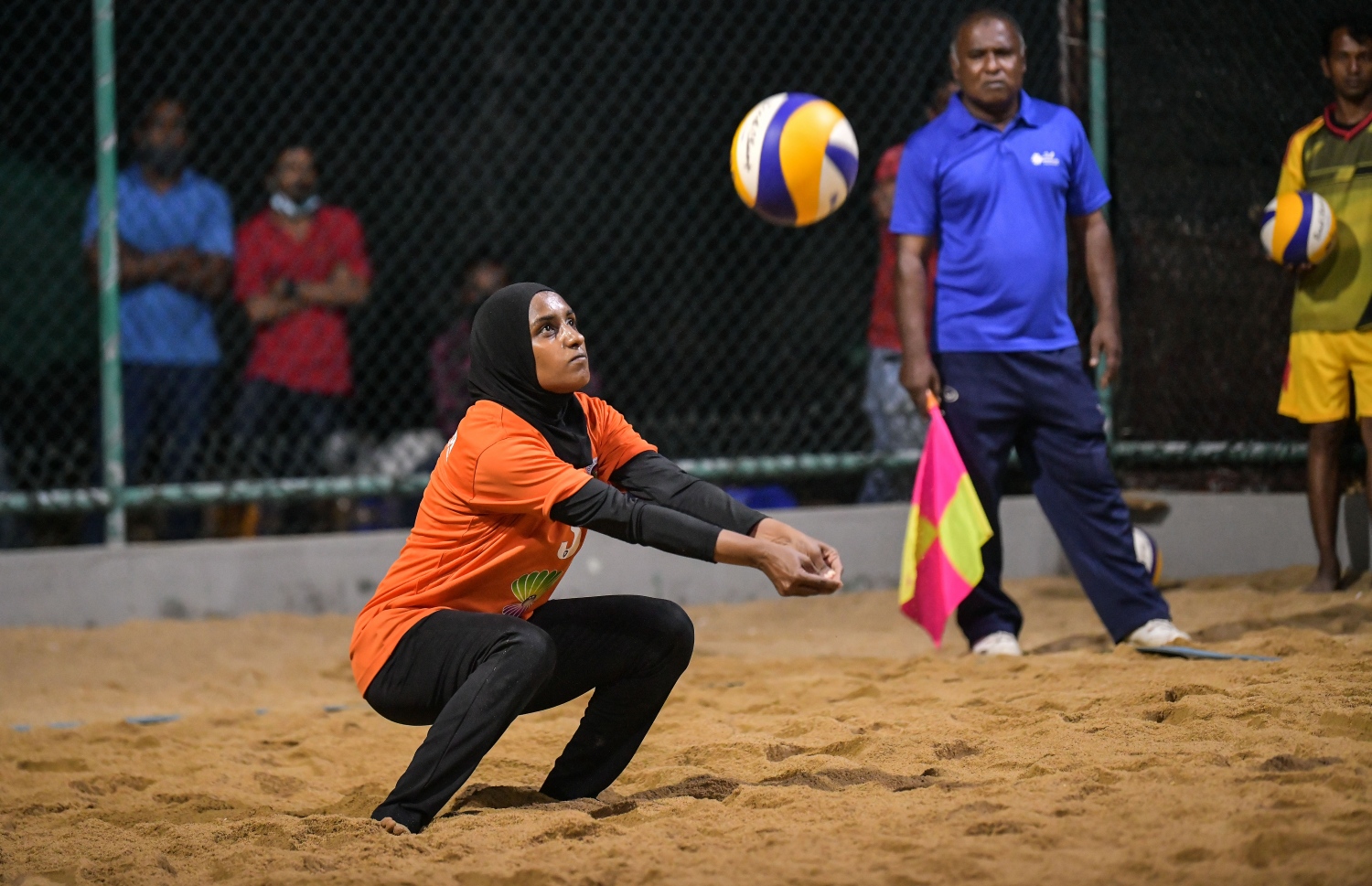 ހުޅުމާލެ: ޖެނުއަރީ 25، 2021: ހައުސިން ޑިވެލޮޕްމަންޓް ކޯޕަރޭޝަން (އެޗްޑީސީ)ގެ ފަރާތުން އާންމުންނަށް ހުޅުވާލައިގެން ބޭއްވި ޕާކް ވޮލީ މުބާރާތުގެ ތެރެއިން.-- ފޮޓޯ: ނިޝާން އަލީ /މިހާރު