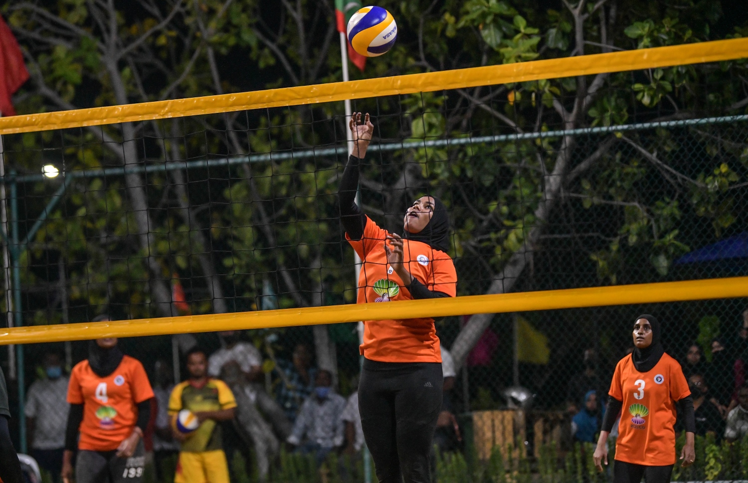 ހުޅުމާލެ: ޖެނުއަރީ 25، 2021: ހައުސިން ޑިވެލޮޕްމަންޓް ކޯޕަރޭޝަން (އެޗްޑީސީ)ގެ ފަރާތުން އާންމުންނަށް ހުޅުވާލައިގެން ބޭއްވި ޕާކް ވޮލީ މުބާރާތުގެ ތެރެއިން.-- ފޮޓޯ: ނިޝާން އަލީ /މިހާރު