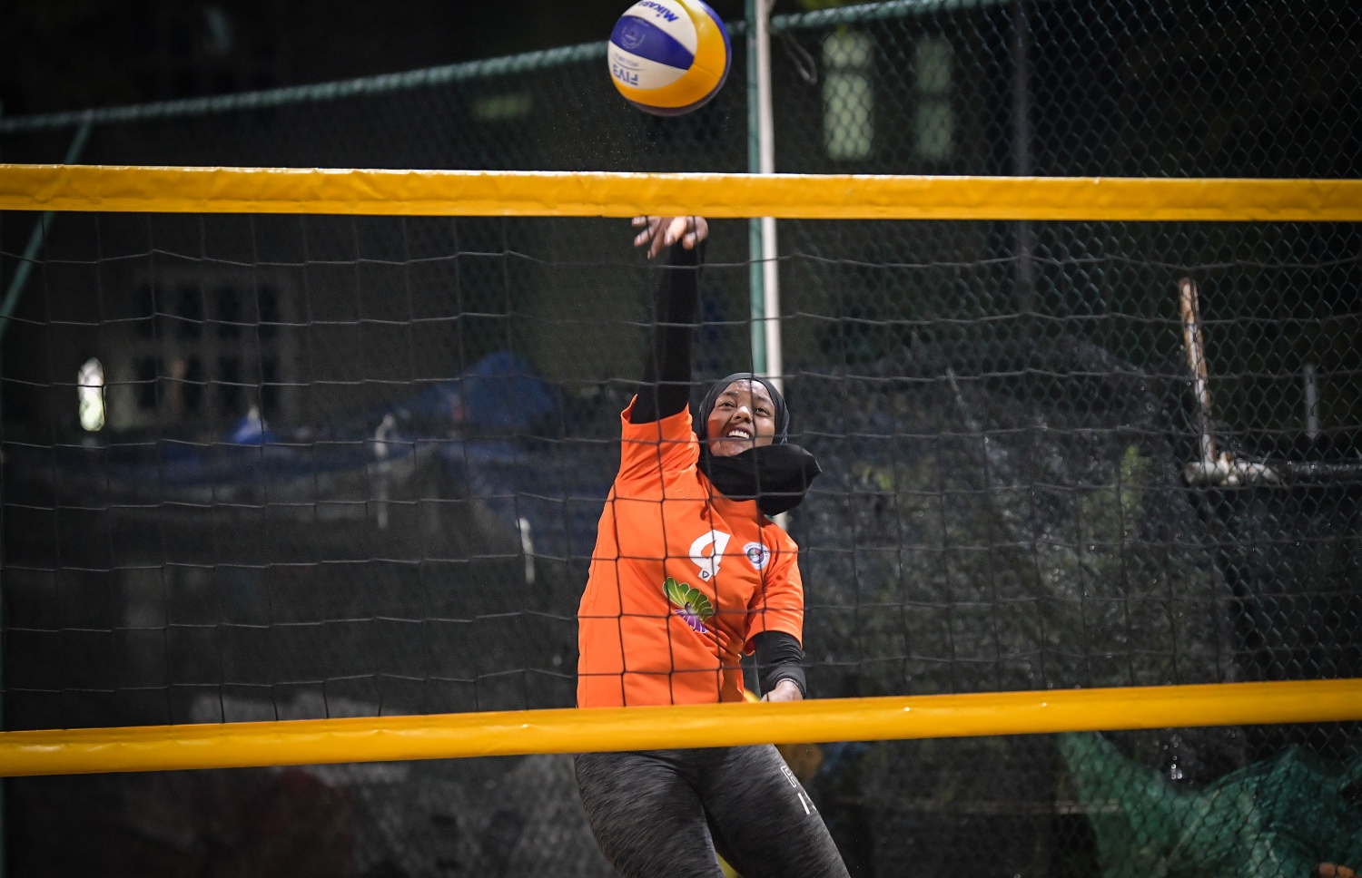 ހުޅުމާލެ: ޖެނުއަރީ 25، 2021: ހައުސިން ޑިވެލޮޕްމަންޓް ކޯޕަރޭޝަން (އެޗްޑީސީ)ގެ ފަރާތުން އާންމުންނަށް ހުޅުވާލައިގެން ބޭއްވި ޕާކް ވޮލީ މުބާރާތުގެ ތެރެއިން.-- ފޮޓޯ: ނިޝާން އަލީ /މިހާރު