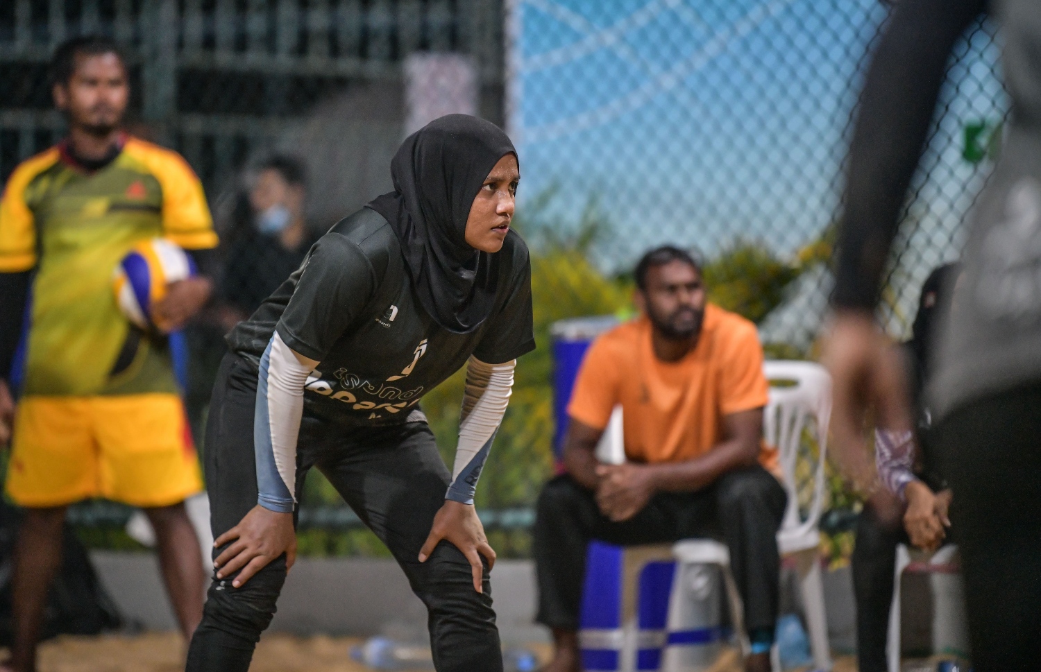 ހުޅުމާލެ: ޖެނުއަރީ 25، 2021: ހައުސިން ޑިވެލޮޕްމަންޓް ކޯޕަރޭޝަން (އެޗްޑީސީ)ގެ ފަރާތުން އާންމުންނަށް ހުޅުވާލައިގެން ބޭއްވި ޕާކް ވޮލީ މުބާރާތުގެ ތެރެއިން.-- ފޮޓޯ: ނިޝާން އަލީ /މިހާރު