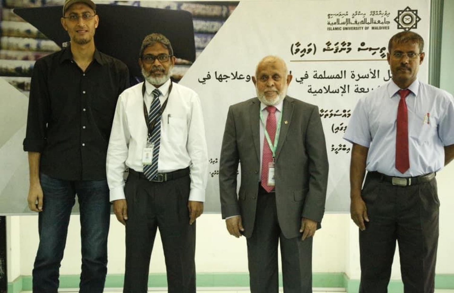 މުހައްމަދު ރަޝީދު އިބްރާހިމް (ކ-2)، ޕީއެޗްޑީ ތީސިސް ނިންމަވައި އަނގަބަހުން ކުރިއަށްގެންދިޔަ އިމްތިހާނަށްފަހު ފޮޓޯއަކަށް ހުއްޓިވަޑައިގެން.-- ފޮޓޯ: އައިޔޫއެމް