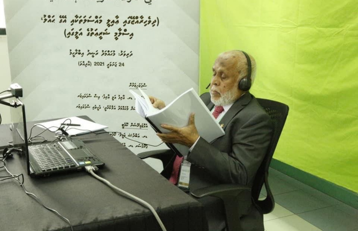 ޝައިހު ރަޝީދު، ޕީއެޗްޑީގައި އަނގަބަހުން ކުރިއަށް ގެންދިޔަ އިމްތިހާނުގައި ބައިވެރިވެވަޑައިގަންނަވަނީ.-- ފައިލް ފޮޓޯ: އައިޔޫއެމް
