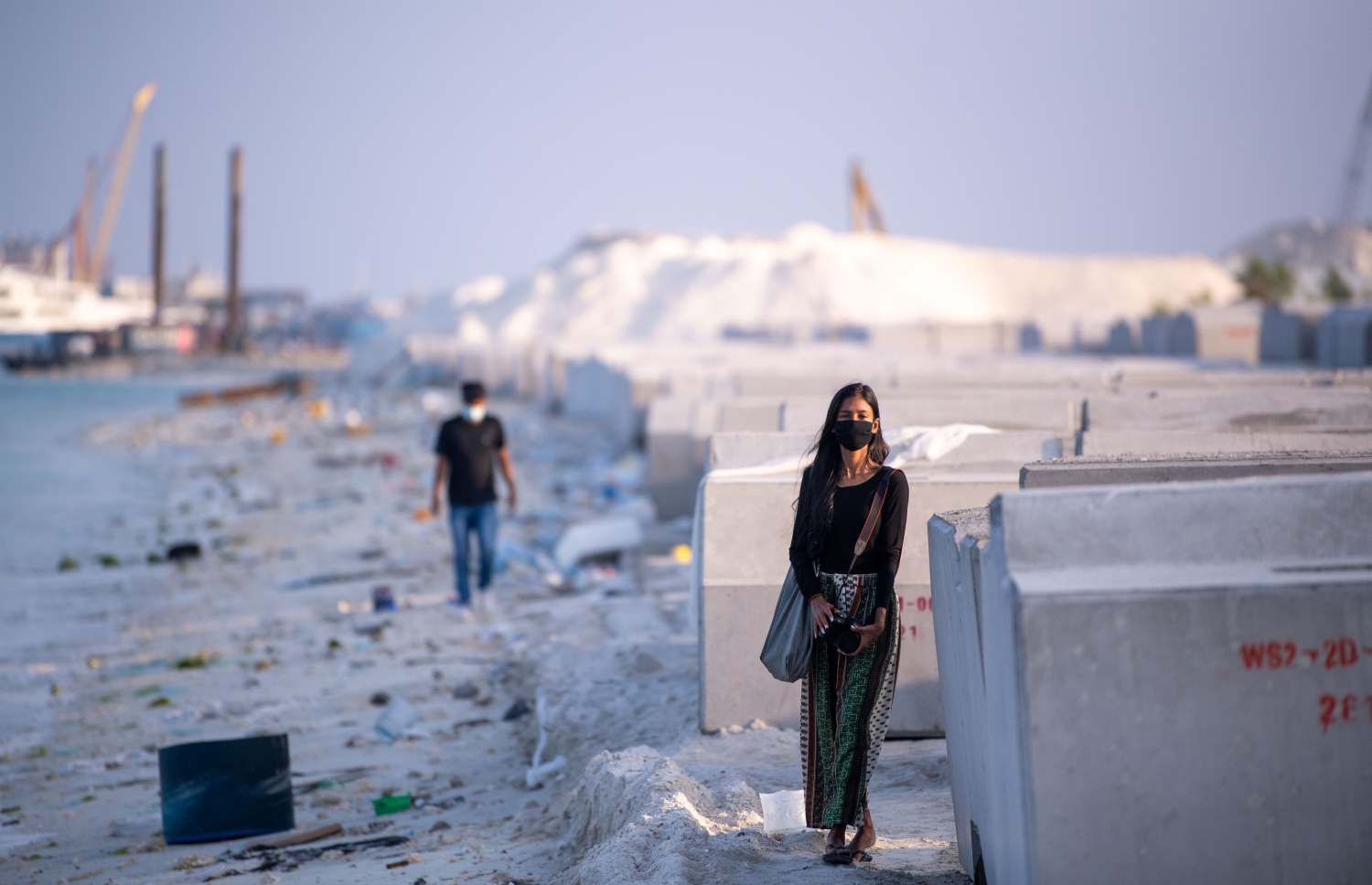 ހުޅުމާލެ: ޖެނުއަރީ 25، 2021: ގައުމީ ޔުނިވާސިޓީ އާއި ޔޫރަޕިއަން ޔޫނިއަން އާ ގުޅިގެން މޫދު އަދި ބީޗު ސަރަހައްދު ސާފުކޮށް ޕުލާސްޓިކް ނައްތާލުމަށް ހިންގާ ޕްރޮޖެކްޓް (ޕްރިވެންޝަން އޮފް މެރިން ލިޓާ އިންދަ ލަކްޝްޑްވީޕް ސީ) ގޮނޑުދޮށް ސާފުކުރުމުގެ ރަސްމިއްޔާތު އިފްތިތާހު ކުރުން: މި ރަސްމިއްޔާތު އިފްތިތާހު ކޮށްދެއްވީ ފަސްޓް ލޭޑީ ފަޒުނާ އަހުމަދު.-- ފޮޓޯތައް: ރައީސް އޮފީސް