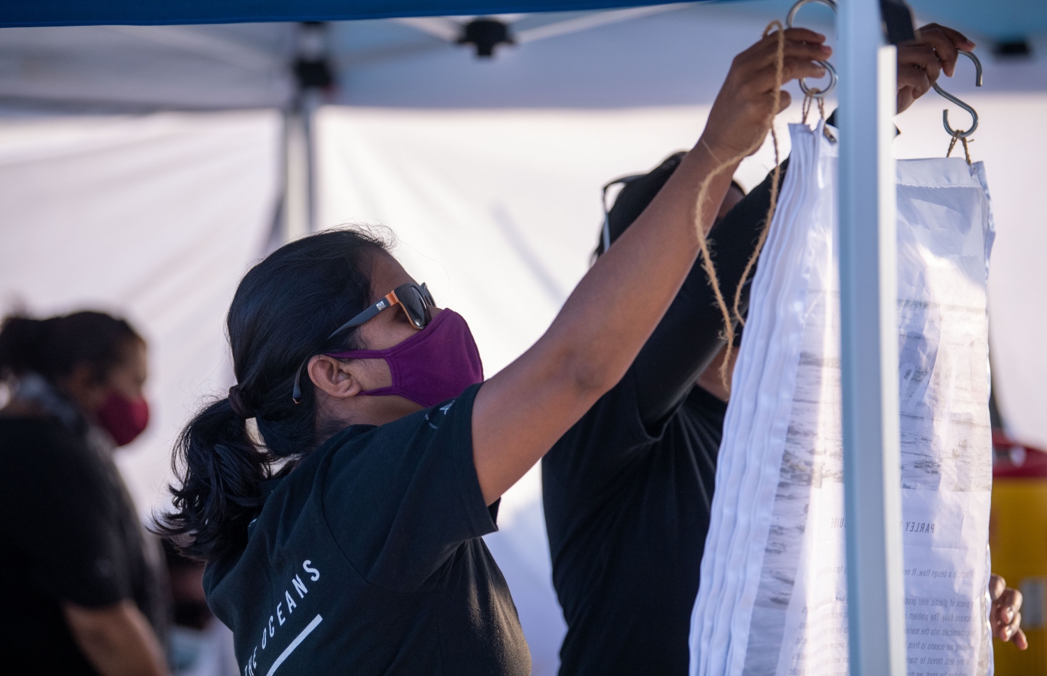 ހުޅުމާލެ: ޖެނުއަރީ 25، 2021: ގައުމީ ޔުނިވާސިޓީ އާއި ޔޫރަޕިއަން ޔޫނިއަން އާ ގުޅިގެން މޫދު އަދި ބީޗު ސަރަހައްދު ސާފުކޮށް ޕުލާސްޓިކް ނައްތާލުމަށް ހިންގާ ޕްރޮޖެކްޓް (ޕްރިވެންޝަން އޮފް މެރިން ލިޓާ އިންދަ ލަކްޝްޑްވީޕް ސީ) ގޮނޑުދޮށް ސާފުކުރުމުގެ ރަސްމިއްޔާތު އިފްތިތާހު ކުރުން: މި ރަސްމިއްޔާތު އިފްތިތާހު ކޮށްދެއްވީ ފަސްޓް ލޭޑީ ފަޒުނާ އަހުމަދު.-- ފޮޓޯތައް: ރައީސް އޮފީސް