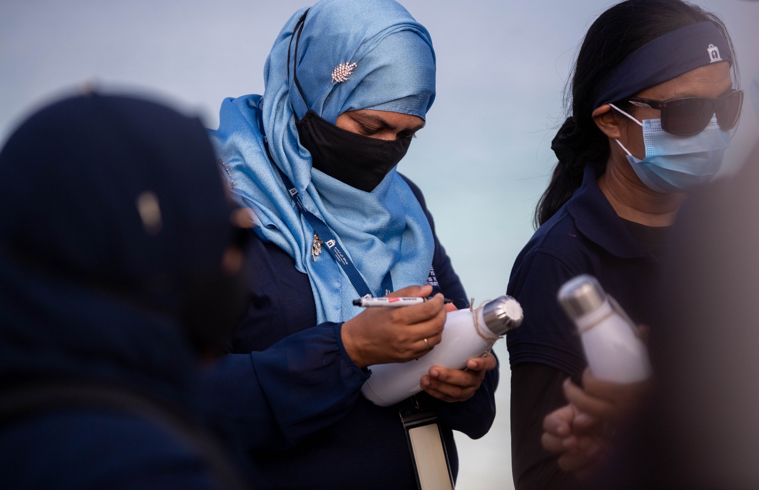 ހުޅުމާލެ: ޖެނުއަރީ 25، 2021: ގައުމީ ޔުނިވާސިޓީ އާއި ޔޫރަޕިއަން ޔޫނިއަން އާ ގުޅިގެން މޫދު އަދި ބީޗު ސަރަހައްދު ސާފުކޮށް ޕުލާސްޓިކް ނައްތާލުމަށް ހިންގާ ޕްރޮޖެކްޓް (ޕްރިވެންޝަން އޮފް މެރިން ލިޓާ އިންދަ ލަކްޝްޑްވީޕް ސީ) ގޮނޑުދޮށް ސާފުކުރުމުގެ ރަސްމިއްޔާތު އިފްތިތާހު ކުރުން: މި ރަސްމިއްޔާތު އިފްތިތާހު ކޮށްދެއްވީ ފަސްޓް ލޭޑީ ފަޒުނާ އަހުމަދު.-- ފޮޓޯތައް: ރައީސް އޮފީސް