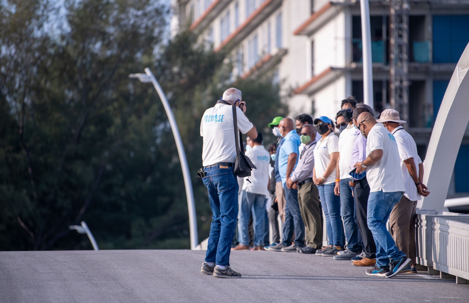 ހުޅުމާލެ: ޖެނުއަރީ 25، 2021: ގައުމީ ޔުނިވާސިޓީ އާއި ޔޫރަޕިއަން ޔޫނިއަން އާ ގުޅިގެން މޫދު އަދި ބީޗު ސަރަހައްދު ސާފުކޮށް ޕުލާސްޓިކް ނައްތާލުމަށް ހިންގާ ޕްރޮޖެކްޓް (ޕްރިވެންޝަން އޮފް މެރިން ލިޓާ އިންދަ ލަކްޝްޑްވީޕް ސީ) ގޮނޑުދޮށް ސާފުކުރުމުގެ ރަސްމިއްޔާތު އިފްތިތާހު ކުރުން: މި ރަސްމިއްޔާތު އިފްތިތާހު ކޮށްދެއްވީ ފަސްޓް ލޭޑީ ފަޒުނާ އަހުމަދު.-- ފޮޓޯތައް: ރައީސް އޮފީސް