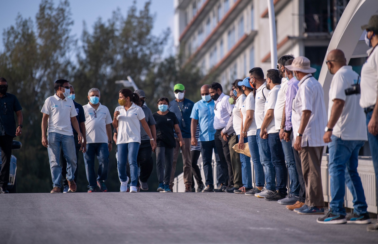 ހުޅުމާލެ: ޖެނުއަރީ 25، 2021: ގައުމީ ޔުނިވާސިޓީ އާއި ޔޫރަޕިއަން ޔޫނިއަން އާ ގުޅިގެން މޫދު އަދި ބީޗު ސަރަހައްދު ސާފުކޮށް ޕުލާސްޓިކް ނައްތާލުމަށް ހިންގާ ޕްރޮޖެކްޓް (ޕްރިވެންޝަން އޮފް މެރިން ލިޓާ އިންދަ ލަކްޝްޑްވީޕް ސީ) ގޮނޑުދޮށް ސާފުކުރުމުގެ ރަސްމިއްޔާތު އިފްތިތާހު ކުރުން: މި ރަސްމިއްޔާތު އިފްތިތާހު ކޮށްދެއްވީ ފަސްޓް ލޭޑީ ފަޒުނާ އަހުމަދު.-- ފޮޓޯތައް: ރައީސް އޮފީސް