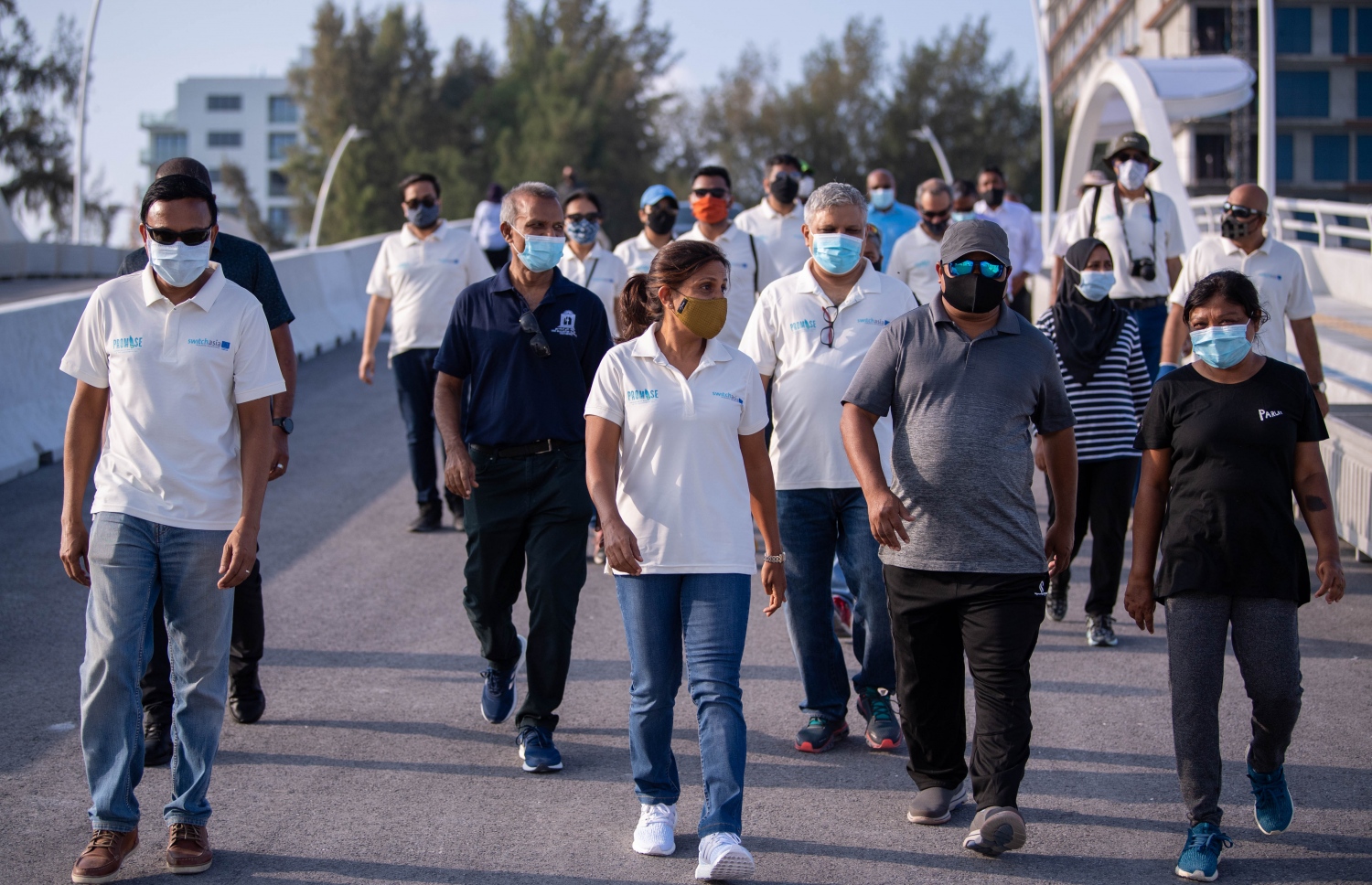 ހުޅުމާލެ: ޖެނުއަރީ 25، 2021: ގައުމީ ޔުނިވާސިޓީ އާއި ޔޫރަޕިއަން ޔޫނިއަން އާ ގުޅިގެން މޫދު އަދި ބީޗު ސަރަހައްދު ސާފުކޮށް ޕުލާސްޓިކް ނައްތާލުމަށް ހިންގާ ޕްރޮޖެކްޓް (ޕްރިވެންޝަން އޮފް މެރިން ލިޓާ އިންދަ ލަކްޝްޑްވީޕް ސީ) ގޮނޑުދޮށް ސާފުކުރުމުގެ ރަސްމިއްޔާތު އިފްތިތާހު ކުރުން: މި ރަސްމިއްޔާތު އިފްތިތާހު ކޮށްދެއްވީ ފަސްޓް ލޭޑީ ފަޒުނާ އަހުމަދު.-- ފޮޓޯތައް: ރައީސް އޮފީސް