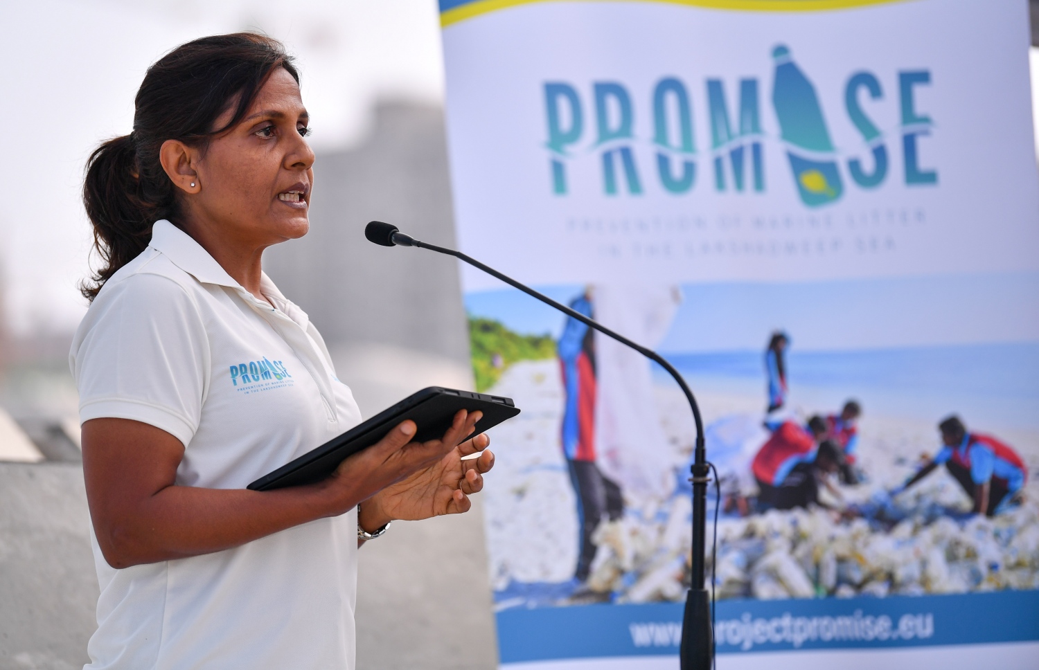 ހުޅުމާލެ: ޖެނުއަރީ 25، 2021: ގައުމީ ޔުނިވާސިޓީ އާއި ޔޫރަޕިއަން ޔޫނިއަން އާ ގުޅިގެން މޫދު އަދި ބީޗު ސަރަހައްދު ސާފުކޮށް ޕުލާސްޓިކް ނައްތާލުމަށް ހިންގާ ޕްރޮޖެކްޓް (ޕްރިވެންޝަން އޮފް މެރިން ލިޓާ އިންދަ ލަކްޝްޑްވީޕް ސީ) ގޮނޑުދޮށް ސާފުކުރުމުގެ ރަސްމިއްޔާތު އިފްތިތާހު ކުރުން: މި ރަސްމިއްޔާތު އިފްތިތާހު ކޮށްދެއްވީ ފަސްޓް ލޭޑީ ފަޒުނާ އަހުމަދު.-- ފޮޓޯތައް: ރައީސް އޮފީސް