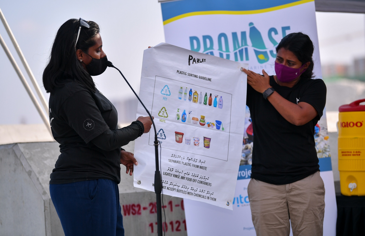 ހުޅުމާލެ: ޖެނުއަރީ 25، 2021: ގައުމީ ޔުނިވާސިޓީ އާއި ޔޫރަޕިއަން ޔޫނިއަން އާ ގުޅިގެން މޫދު އަދި ބީޗު ސަރަހައްދު ސާފުކޮށް ޕުލާސްޓިކް ނައްތާލުމަށް ހިންގާ ޕްރޮޖެކްޓް (ޕްރިވެންޝަން އޮފް މެރިން ލިޓާ އިންދަ ލަކްޝްޑްވީޕް ސީ) ގޮނޑުދޮށް ސާފުކުރުމުގެ ރަސްމިއްޔާތު އިފްތިތާހު ކުރުން: މި ރަސްމިއްޔާތު އިފްތިތާހު ކޮށްދެއްވީ ފަސްޓް ލޭޑީ ފަޒުނާ އަހުމަދު.-- ފޮޓޯތައް: ރައީސް އޮފީސް