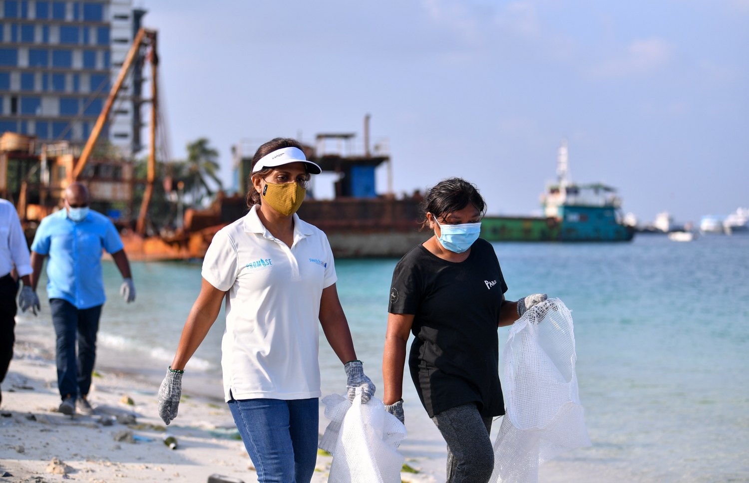 ހުޅުމާލެ: ޖެނުއަރީ 25، 2021: ގައުމީ ޔުނިވާސިޓީ އާއި ޔޫރަޕިއަން ޔޫނިއަން އާ ގުޅިގެން މޫދު އަދި ބީޗު ސަރަހައްދު ސާފުކޮށް ޕުލާސްޓިކް ނައްތާލުމަށް ހިންގާ ޕްރޮޖެކްޓް (ޕްރިވެންޝަން އޮފް މެރިން ލިޓާ އިންދަ ލަކްޝްޑްވީޕް ސީ) ގޮނޑުދޮށް ސާފުކުރުމުގެ ރަސްމިއްޔާތު އިފްތިތާހު ކުރުން: މި ރަސްމިއްޔާތު އިފްތިތާހު ކޮށްދެއްވީ ފަސްޓް ލޭޑީ ފަޒުނާ އަހުމަދު.-- ފޮޓޯތައް: ރައީސް އޮފީސް