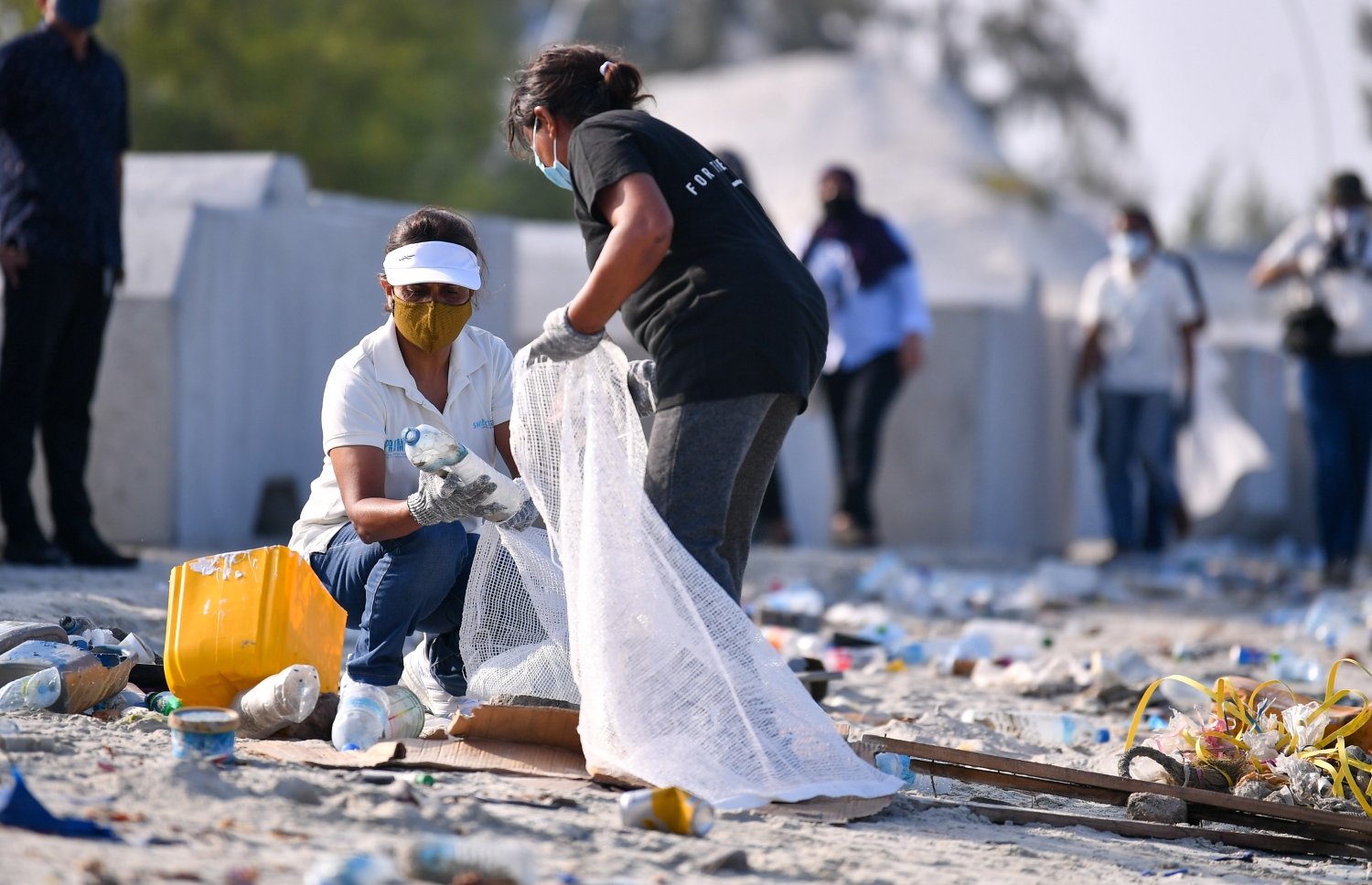 ހުޅުމާލެ: ޖެނުއަރީ 25، 2021: ގައުމީ ޔުނިވާސިޓީ އާއި ޔޫރަޕިއަން ޔޫނިއަން އާ ގުޅިގެން މޫދު އަދި ބީޗު ސަރަހައްދު ސާފުކޮށް ޕުލާސްޓިކް ނައްތާލުމަށް ހިންގާ ޕްރޮޖެކްޓް (ޕްރިވެންޝަން އޮފް މެރިން ލިޓާ އިންދަ ލަކްޝްޑްވީޕް ސީ) ގޮނޑުދޮށް ސާފުކުރުމުގެ ރަސްމިއްޔާތު އިފްތިތާހު ކުރުން: މި ރަސްމިއްޔާތު އިފްތިތާހު ކޮށްދެއްވީ ފަސްޓް ލޭޑީ ފަޒުނާ އަހުމަދު.-- ފޮޓޯތައް: ރައީސް އޮފީސް