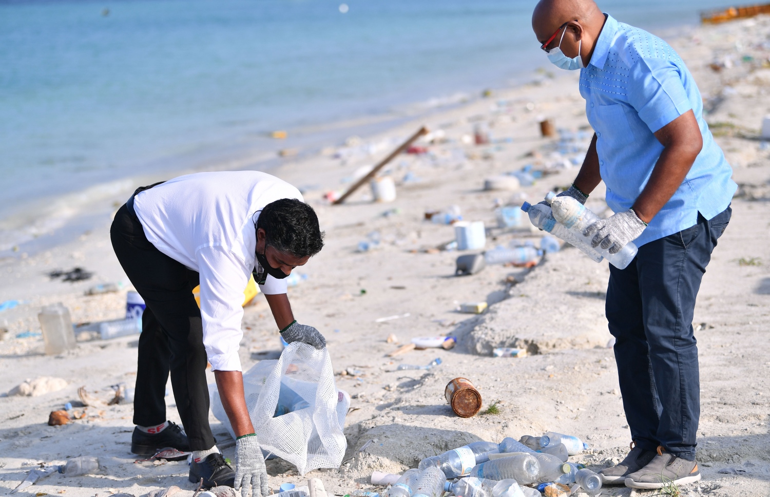 ހުޅުމާލެ: ޖެނުއަރީ 25، 2021: ގައުމީ ޔުނިވާސިޓީ އާއި ޔޫރަޕިއަން ޔޫނިއަން އާ ގުޅިގެން މޫދު އަދި ބީޗު ސަރަހައްދު ސާފުކޮށް ޕުލާސްޓިކް ނައްތާލުމަށް ހިންގާ ޕްރޮޖެކްޓް (ޕްރިވެންޝަން އޮފް މެރިން ލިޓާ އިންދަ ލަކްޝްޑްވީޕް ސީ) ގޮނޑުދޮށް ސާފުކުރުމުގެ ރަސްމިއްޔާތު އިފްތިތާހު ކުރުން: މި ރަސްމިއްޔާތު އިފްތިތާހު ކޮށްދެއްވީ ފަސްޓް ލޭޑީ ފަޒުނާ އަހުމަދު.-- ފޮޓޯތައް: ރައީސް އޮފީސް