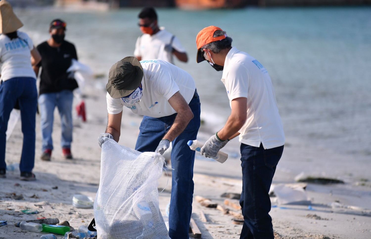 ހުޅުމާލެ: ޖެނުއަރީ 25، 2021: ގައުމީ ޔުނިވާސިޓީ އާއި ޔޫރަޕިއަން ޔޫނިއަން އާ ގުޅިގެން މޫދު އަދި ބީޗު ސަރަހައްދު ސާފުކޮށް ޕުލާސްޓިކް ނައްތާލުމަށް ހިންގާ ޕްރޮޖެކްޓް (ޕްރިވެންޝަން އޮފް މެރިން ލިޓާ އިންދަ ލަކްޝްޑްވީޕް ސީ) ގޮނޑުދޮށް ސާފުކުރުމުގެ ރަސްމިއްޔާތު އިފްތިތާހު ކުރުން: މި ރަސްމިއްޔާތު އިފްތިތާހު ކޮށްދެއްވީ ފަސްޓް ލޭޑީ ފަޒުނާ އަހުމަދު.-- ފޮޓޯތައް: ރައީސް އޮފީސް